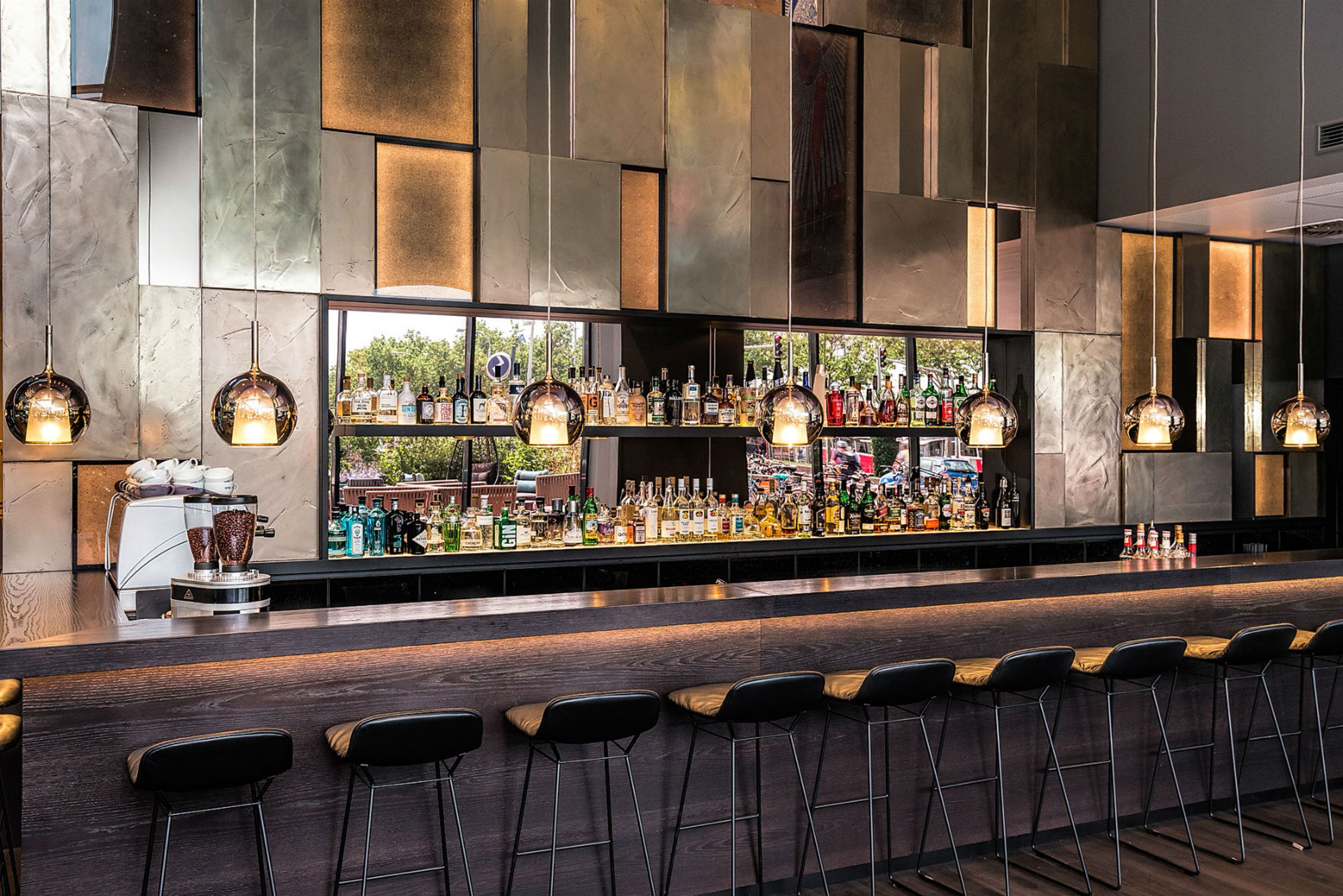 Designhotel Wien Westbahnhof Motel One Bar mit Barhockern