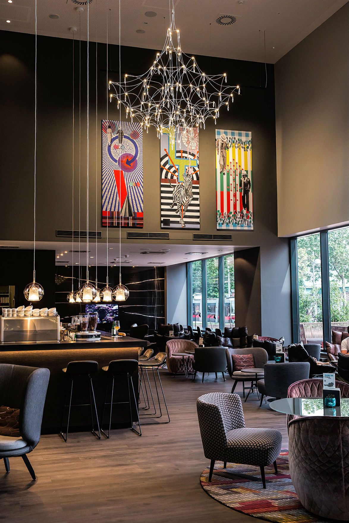 Designhotel Wien Westbahnhof Motel One Barbereich mit Sitzgelegenheiten