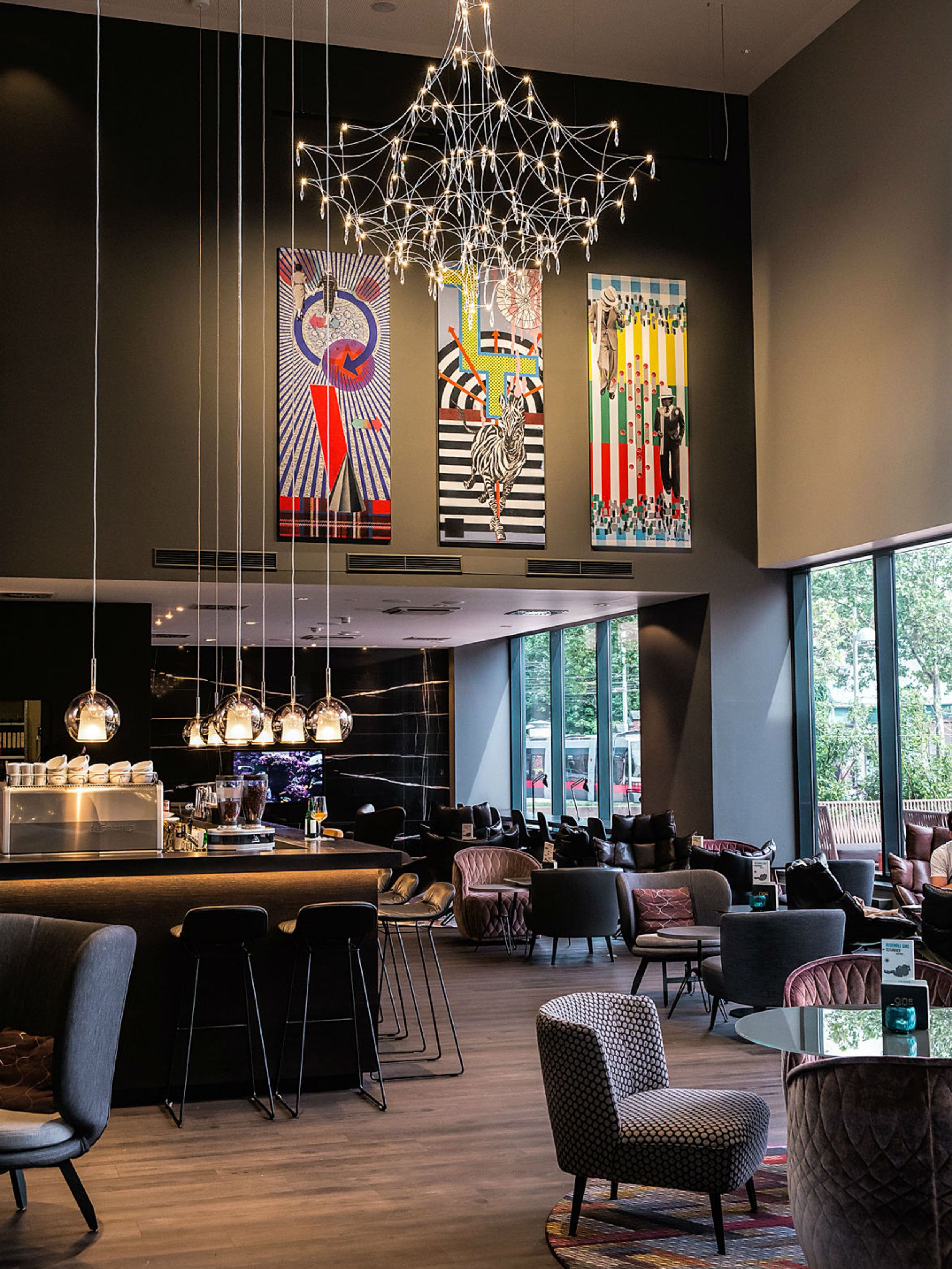 Designhotel Wien Westbahnhof Motel One Barbereich mit Sitzgelegenheiten