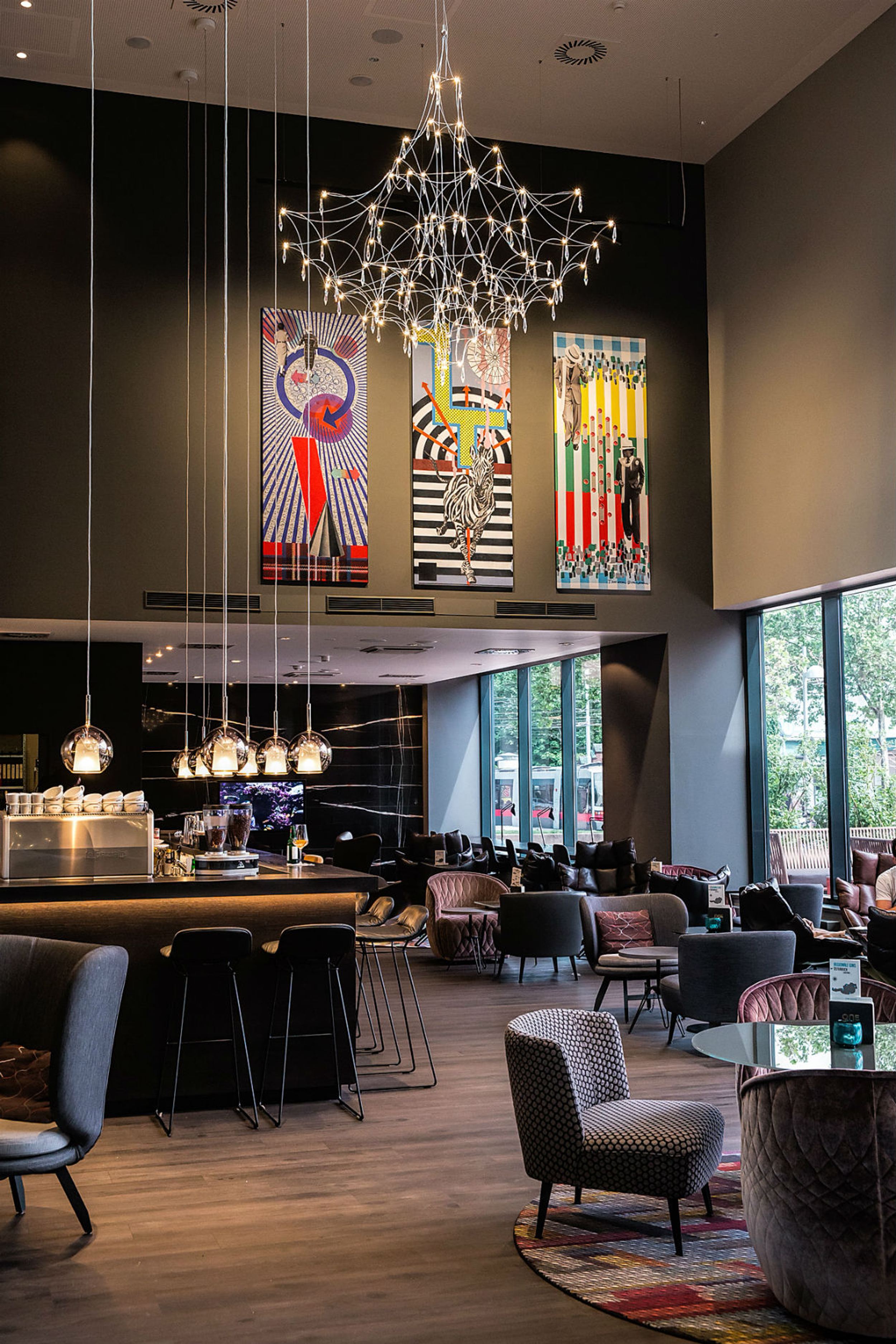 Designhotel Wien Westbahnhof Motel One Barbereich mit Sitzgelegenheiten