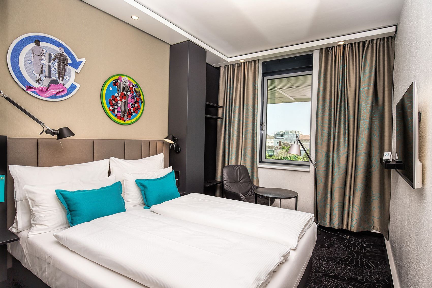 Designhotel Wien Westbahnhof Motel One helles Zimmer mit komfortablem Bett