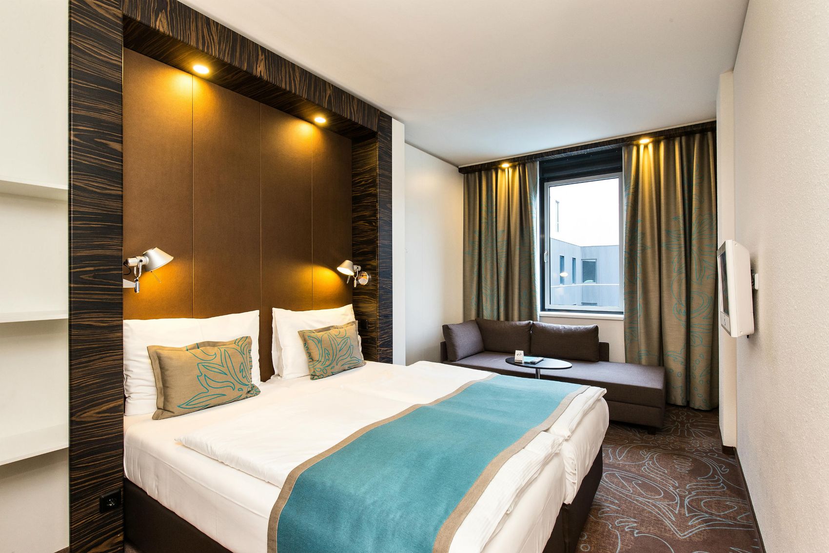 Designhotel Wien Westbahnhof Motel One Doppelzimmer mit Bett und großem Fenster