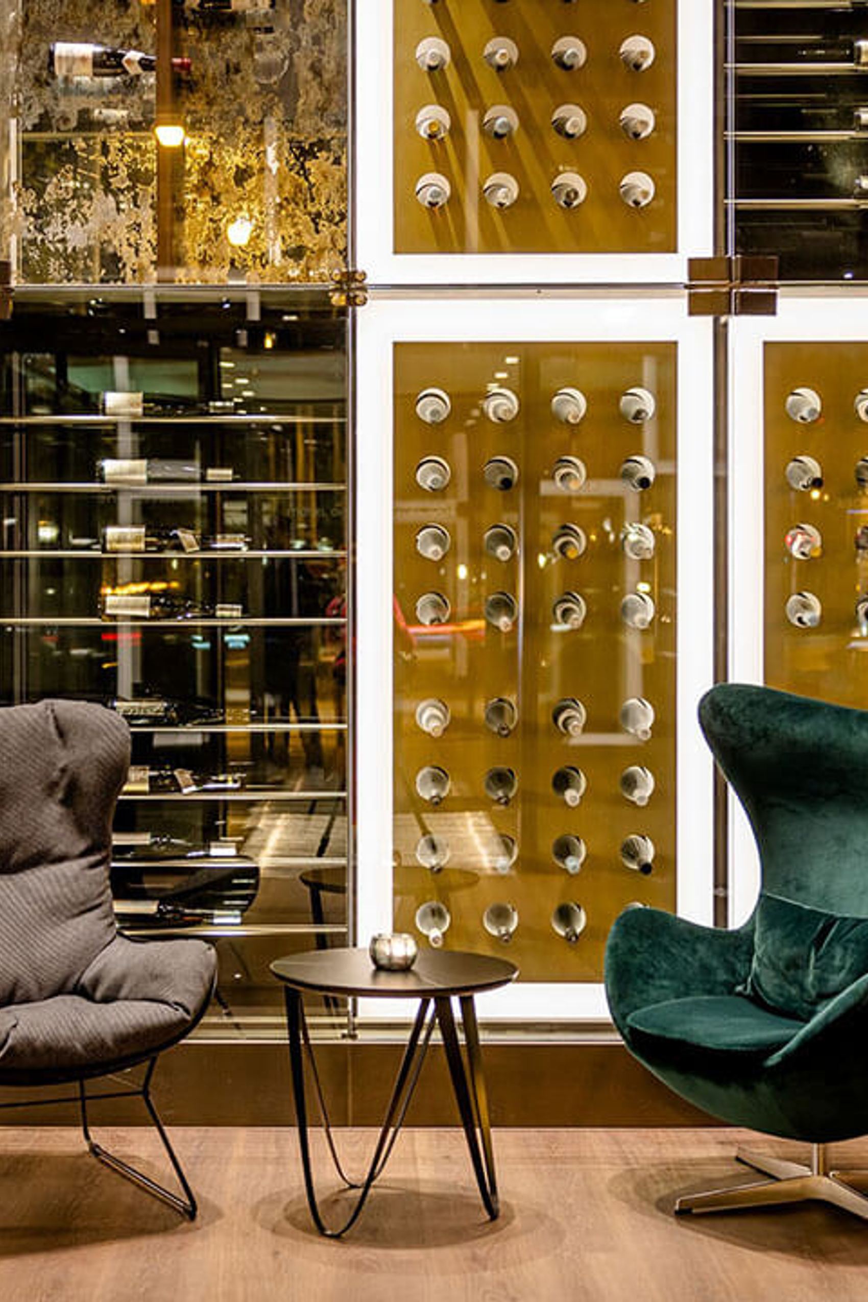 Hotel Wiesbaden Motel One zwei Sessel vor einem großen Weinregal