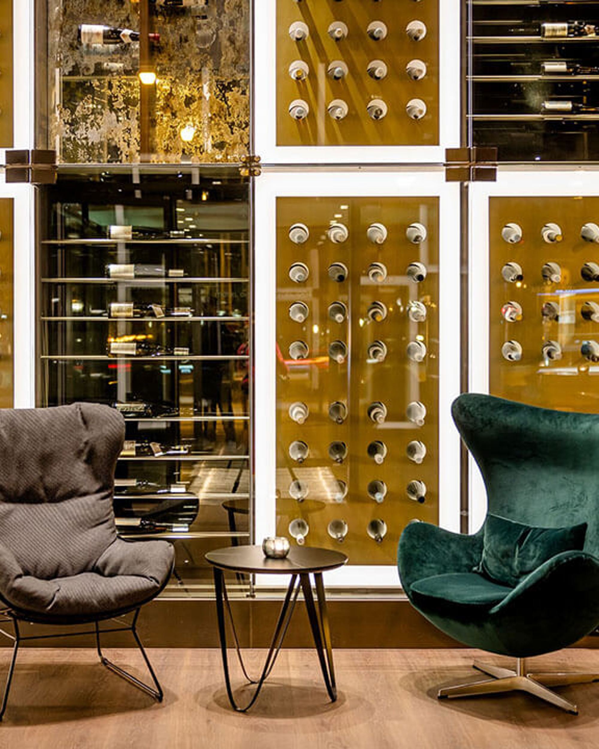 Hotel Wiesbaden Motel One zwei Sessel vor einem großen Weinregal