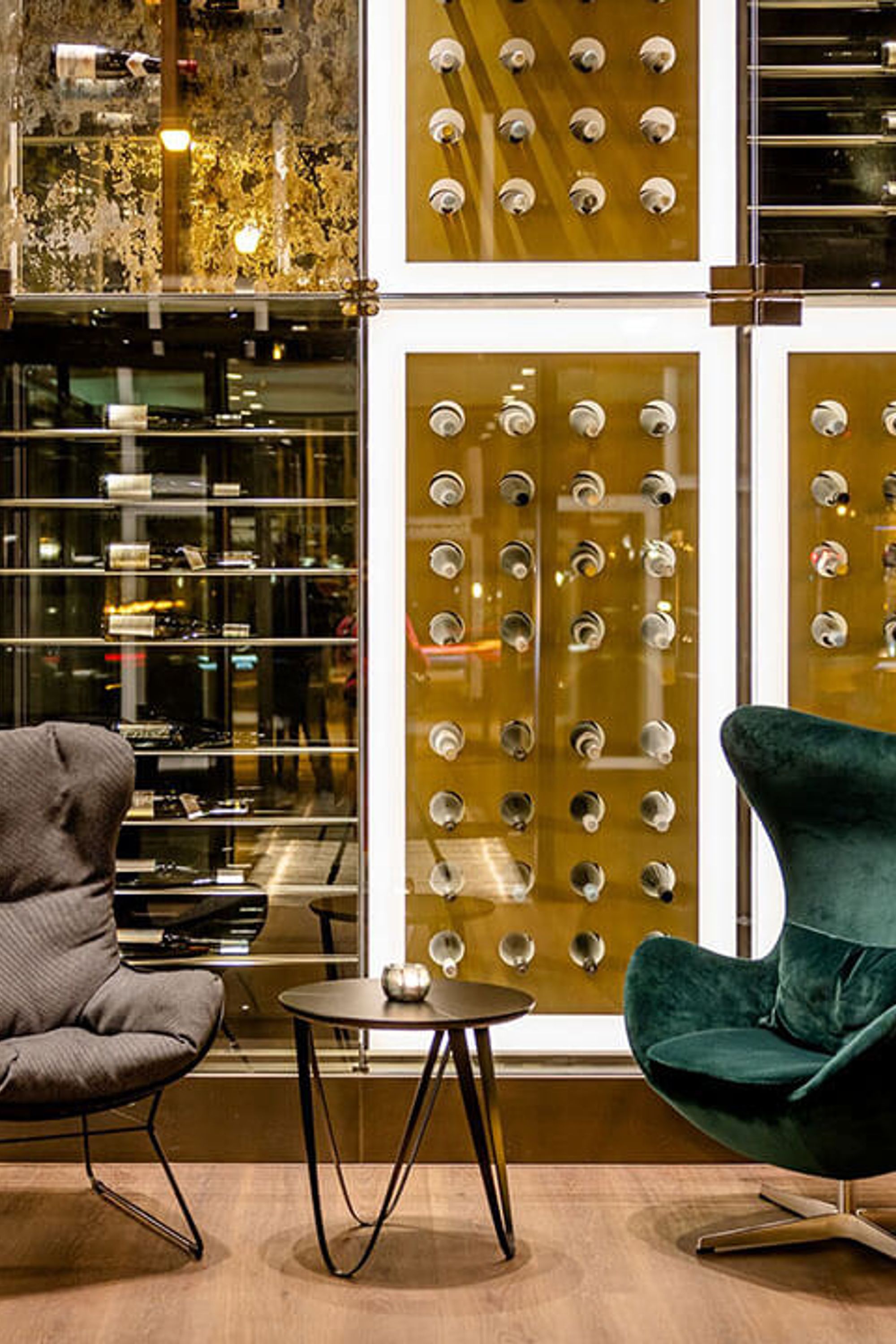 Hotel Wiesbaden Motel One zwei Sessel vor einem großen Weinregal