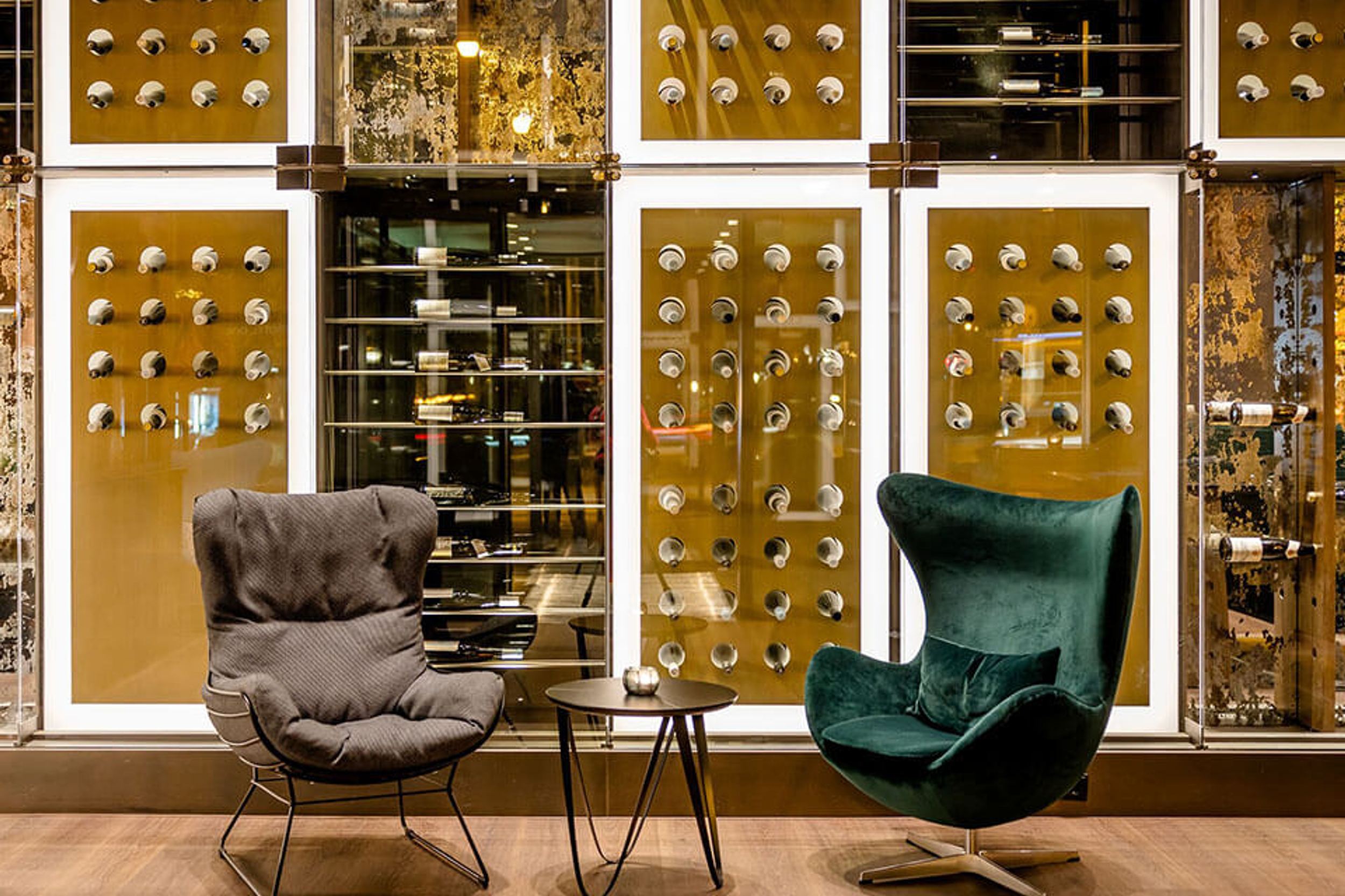 Hotel Wiesbaden Motel One Lobby mit zwei Sesseln