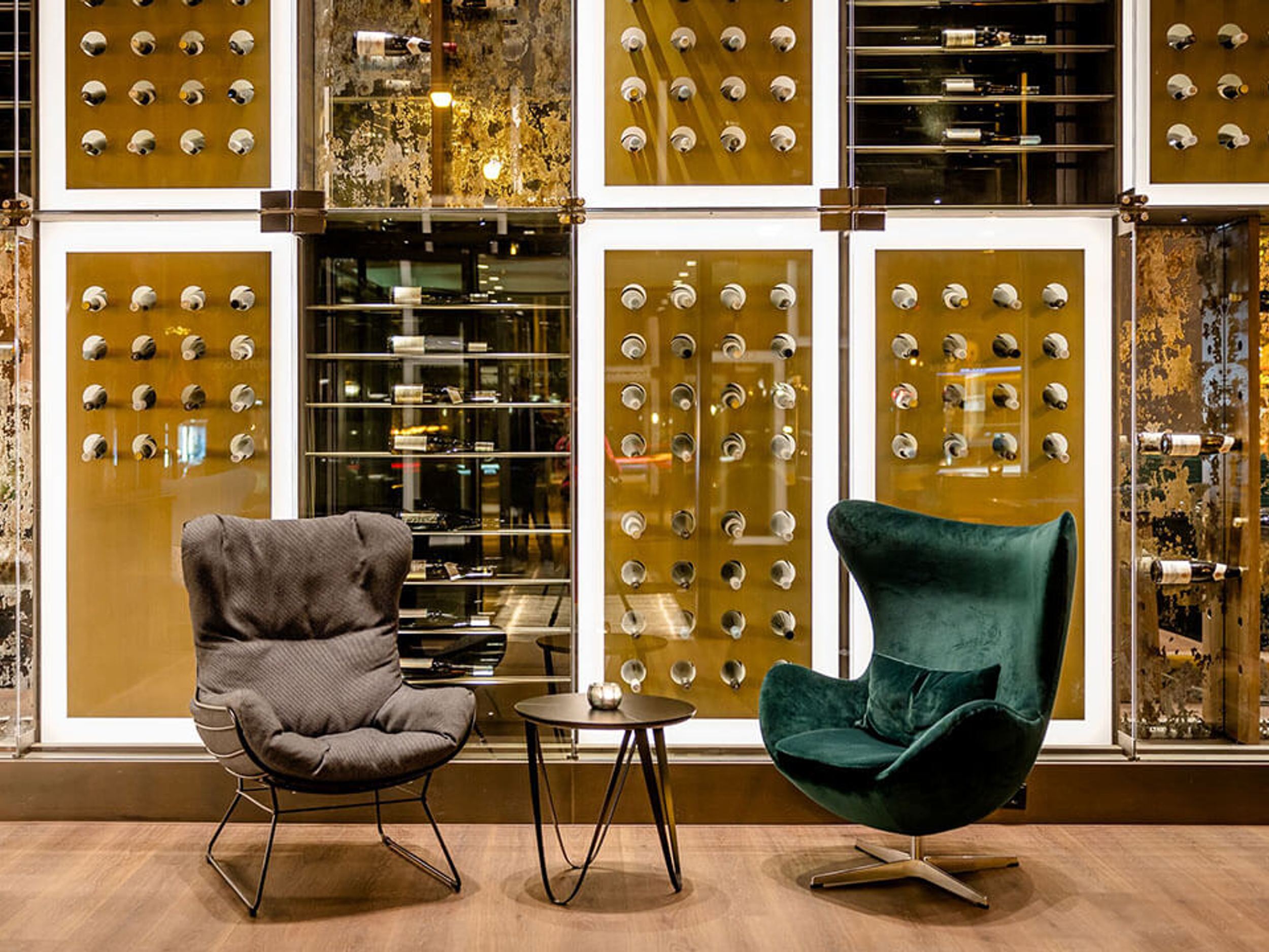 Hotel Wiesbaden Motel One Lobby mit zwei Sesseln