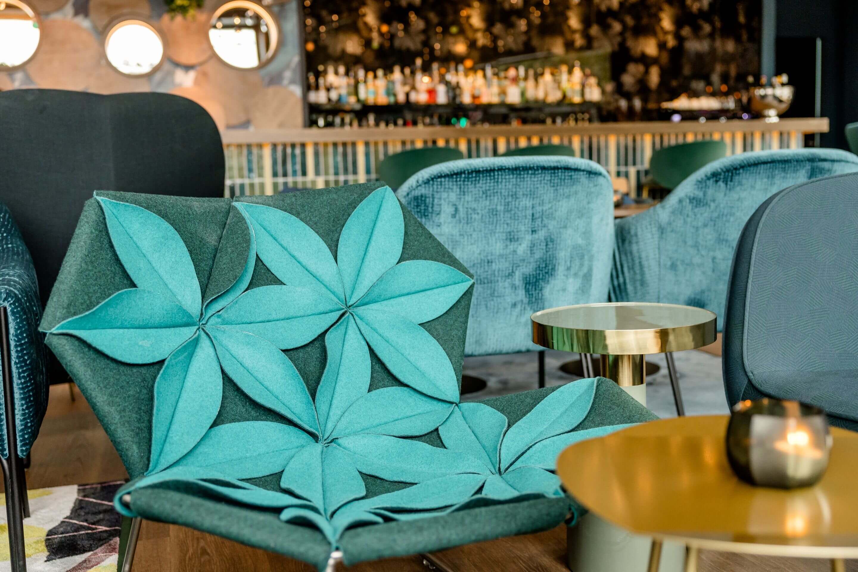 Hotel Wiesbaden Motel One türkiser Designerstuhl