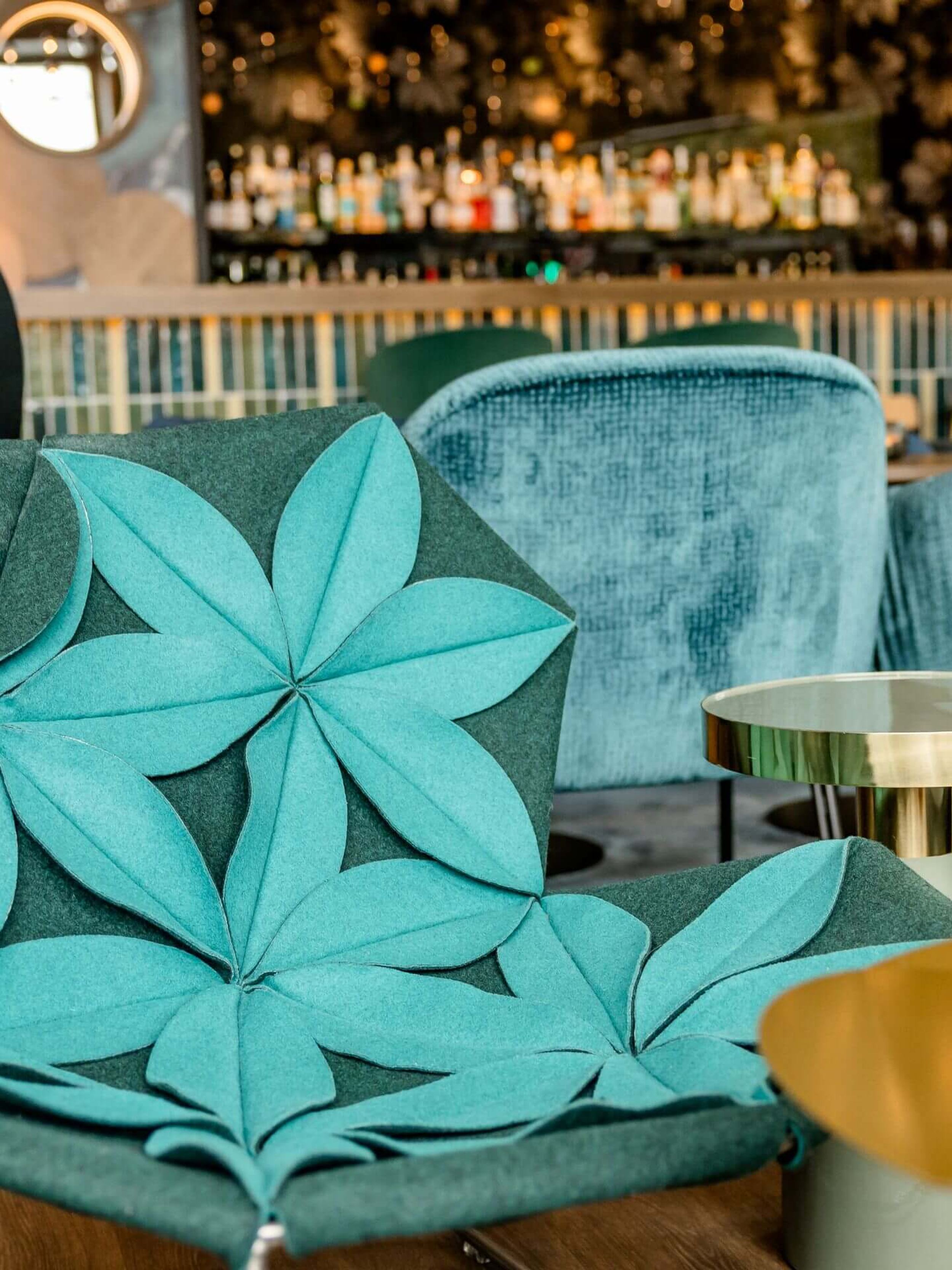 Hotel Wiesbaden Motel One türkiser Designerstuhl