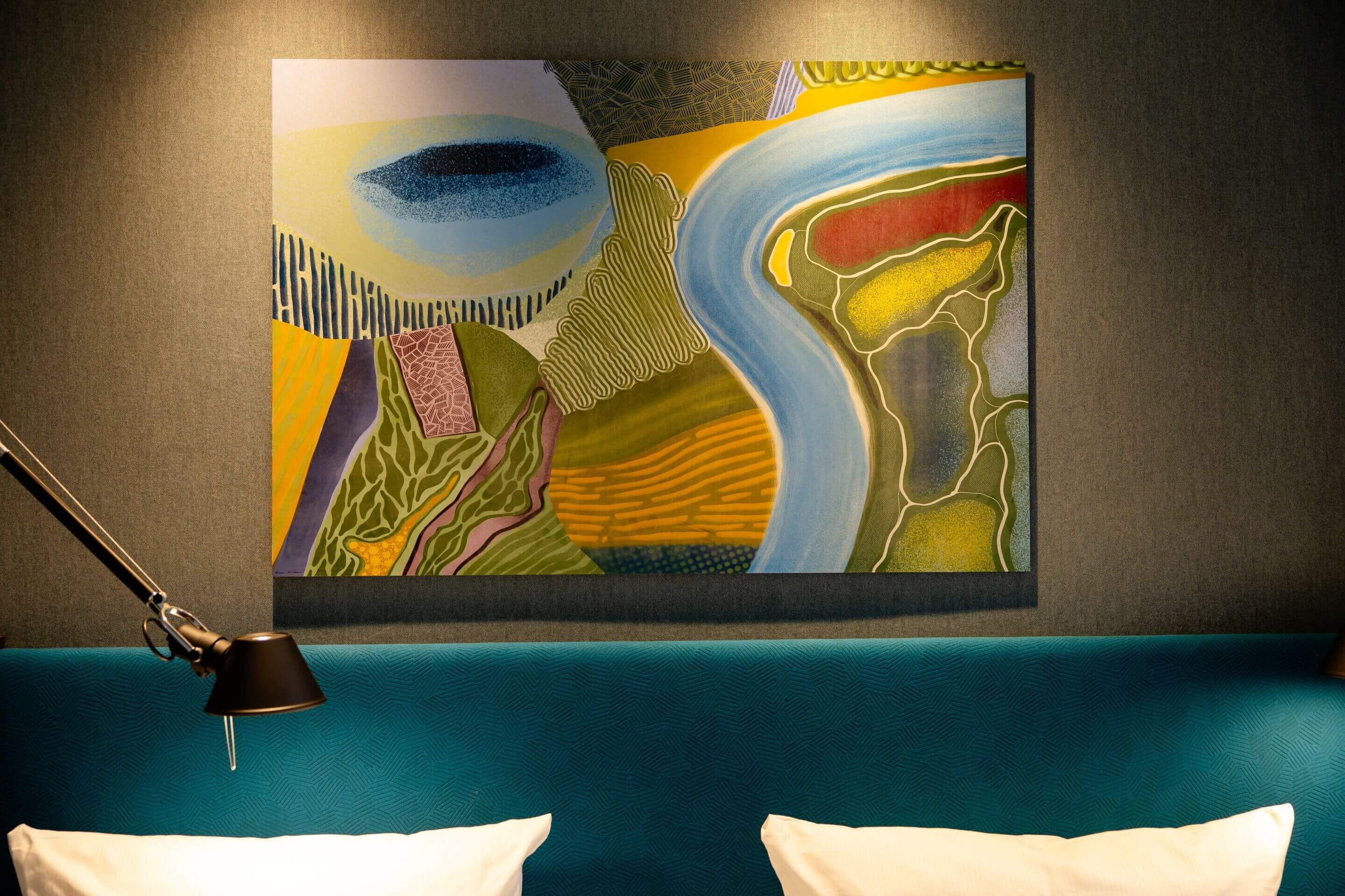 Designhotel Wiesbaden Motel One Blick auf Kopfteil eines Doppelbettes