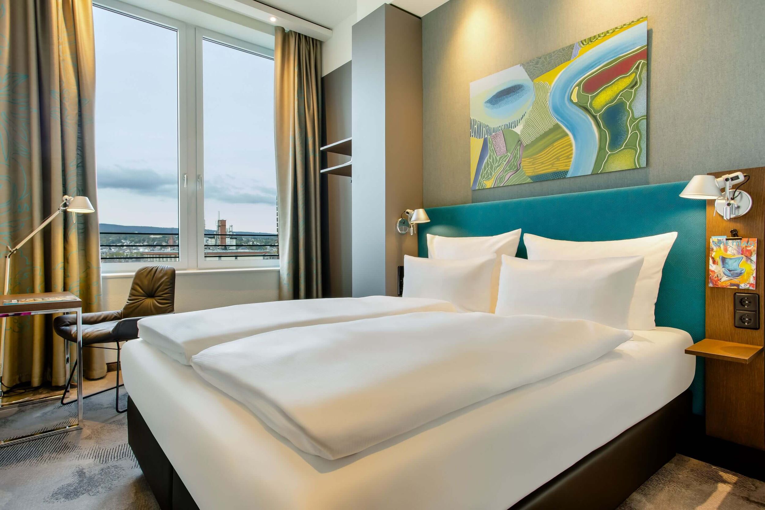 Designhotel Wiesbaden Motel One Hotelzimmer mit Doppelbett