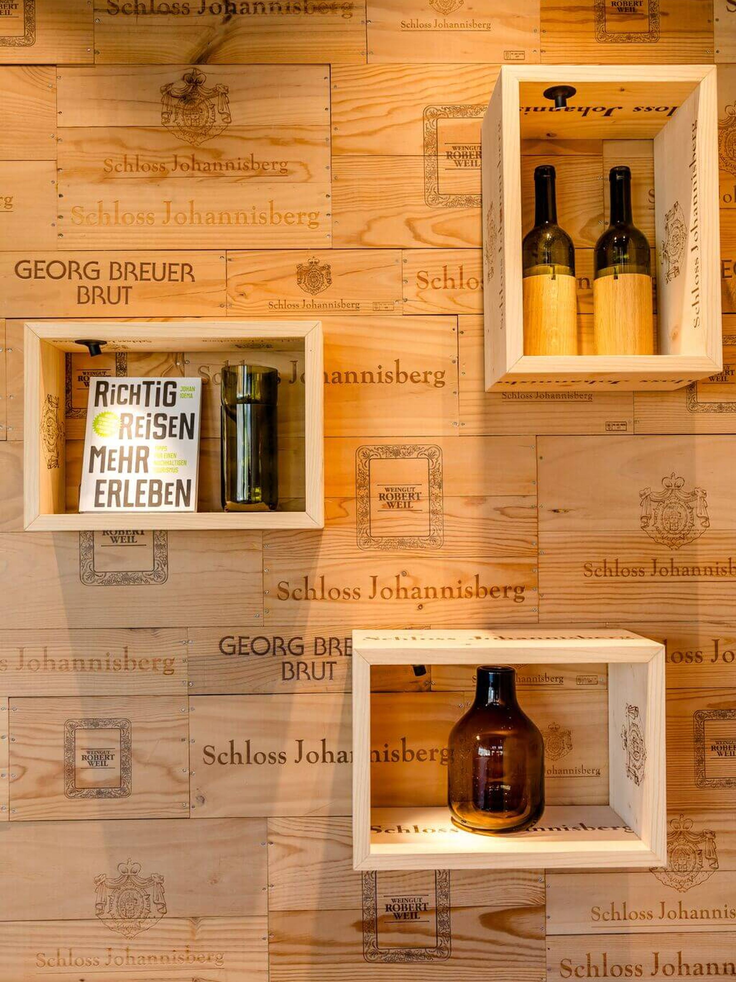 Designhotel Wiesbaden Motel One Detailaufnahme Wandregale