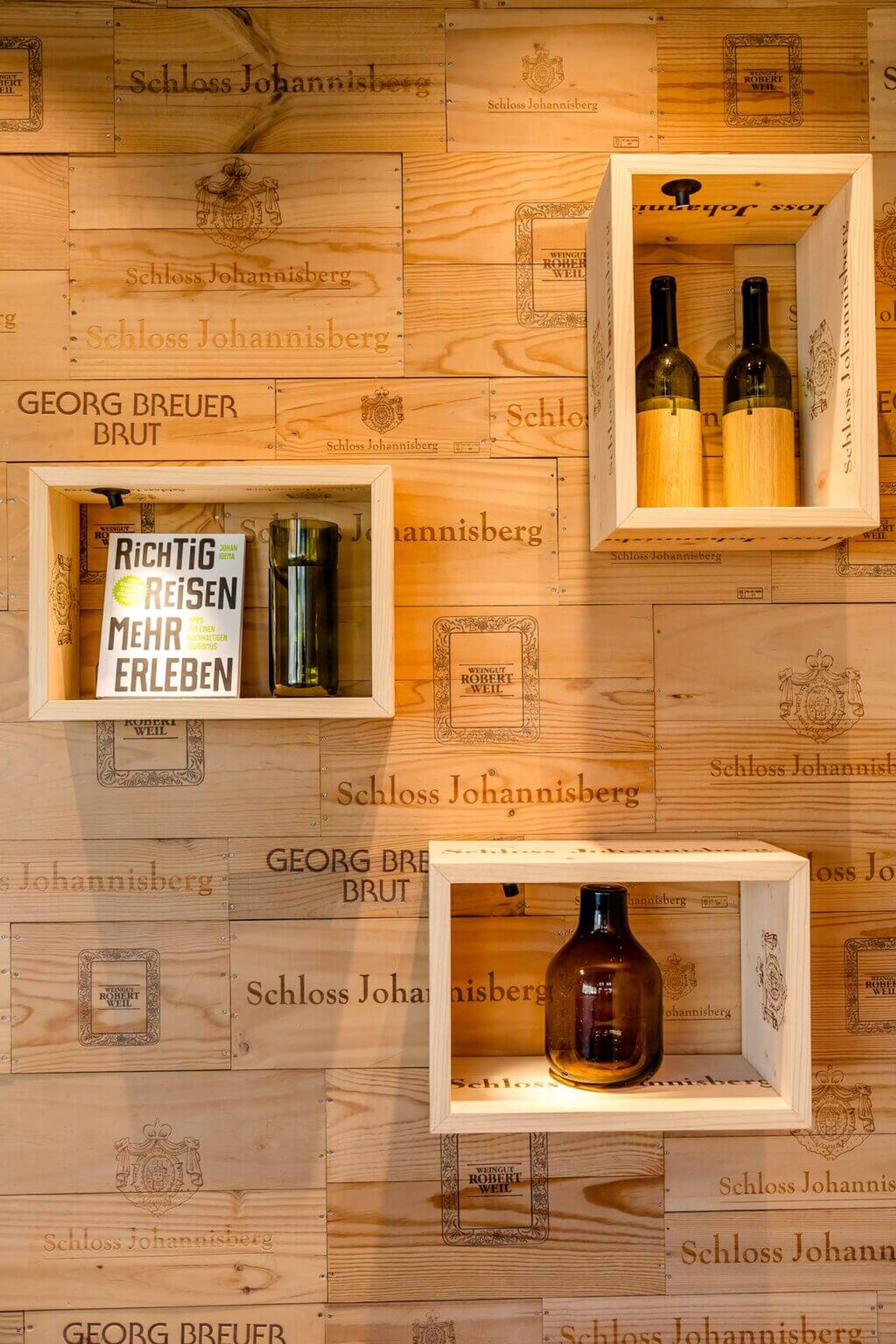 Designhotel Wiesbaden Motel One Detailaufnahme Wandregale