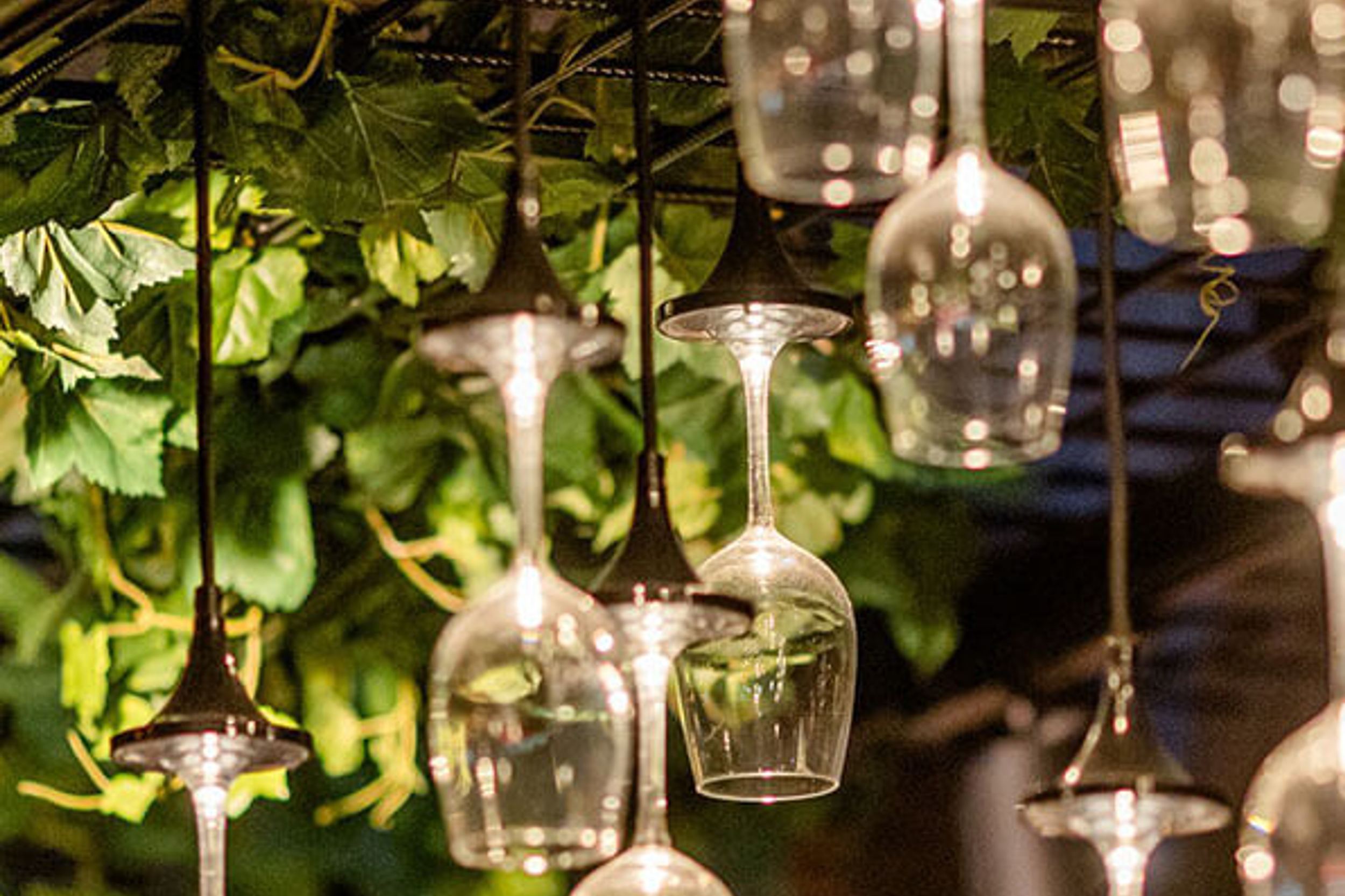 Designhotel Wiesbaden Motel One von der Decke hängende Weingläser