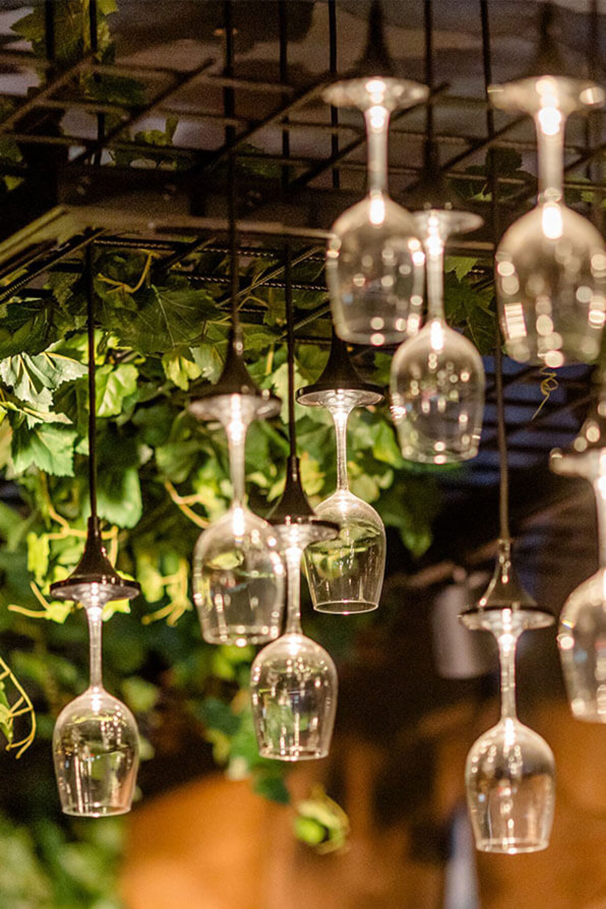 Designhotel Wiesbaden Motel One von der Decke hängende Weingläser