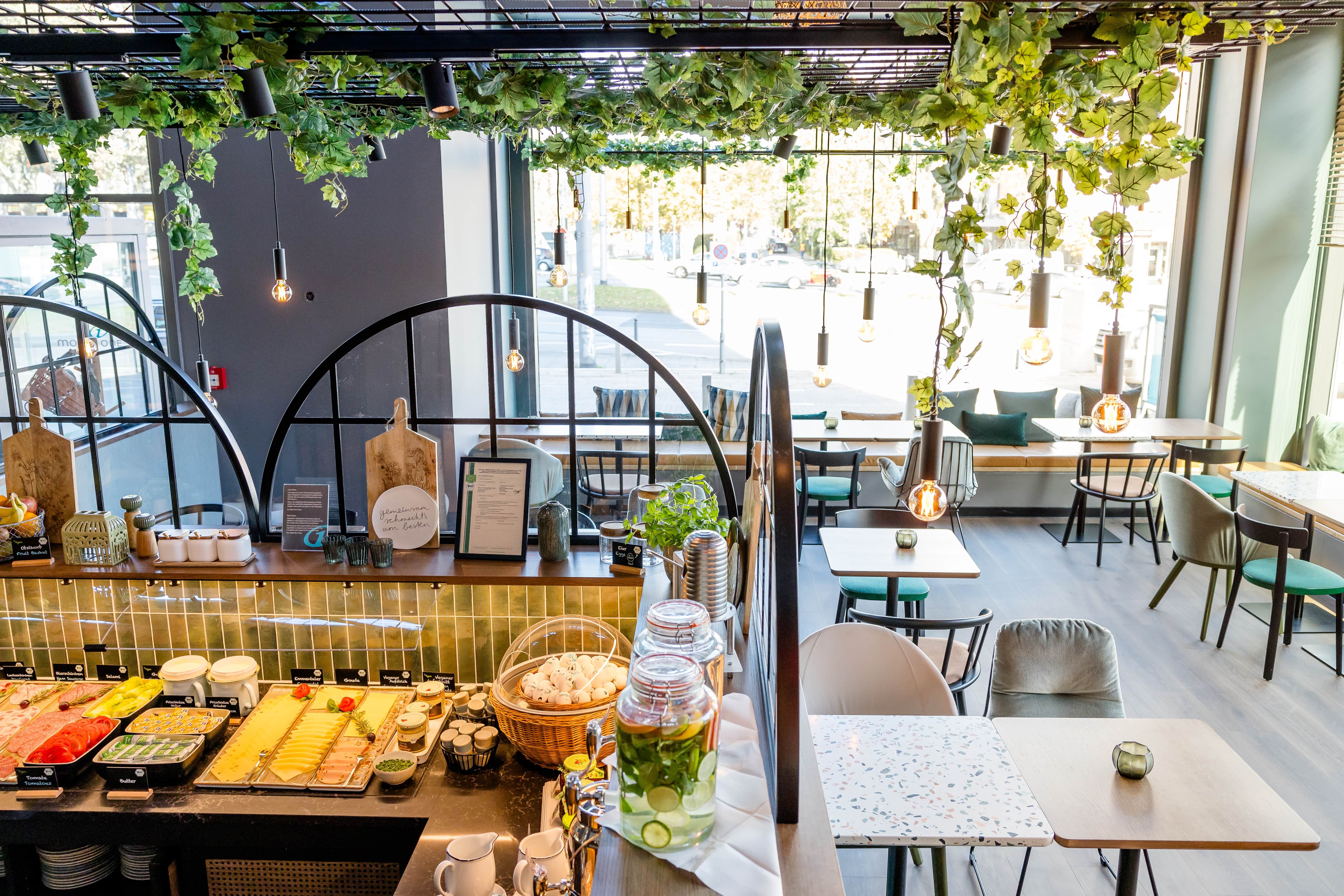 Designhotel Wiesbaden Motel One Frühstücksbereich mit Buffet