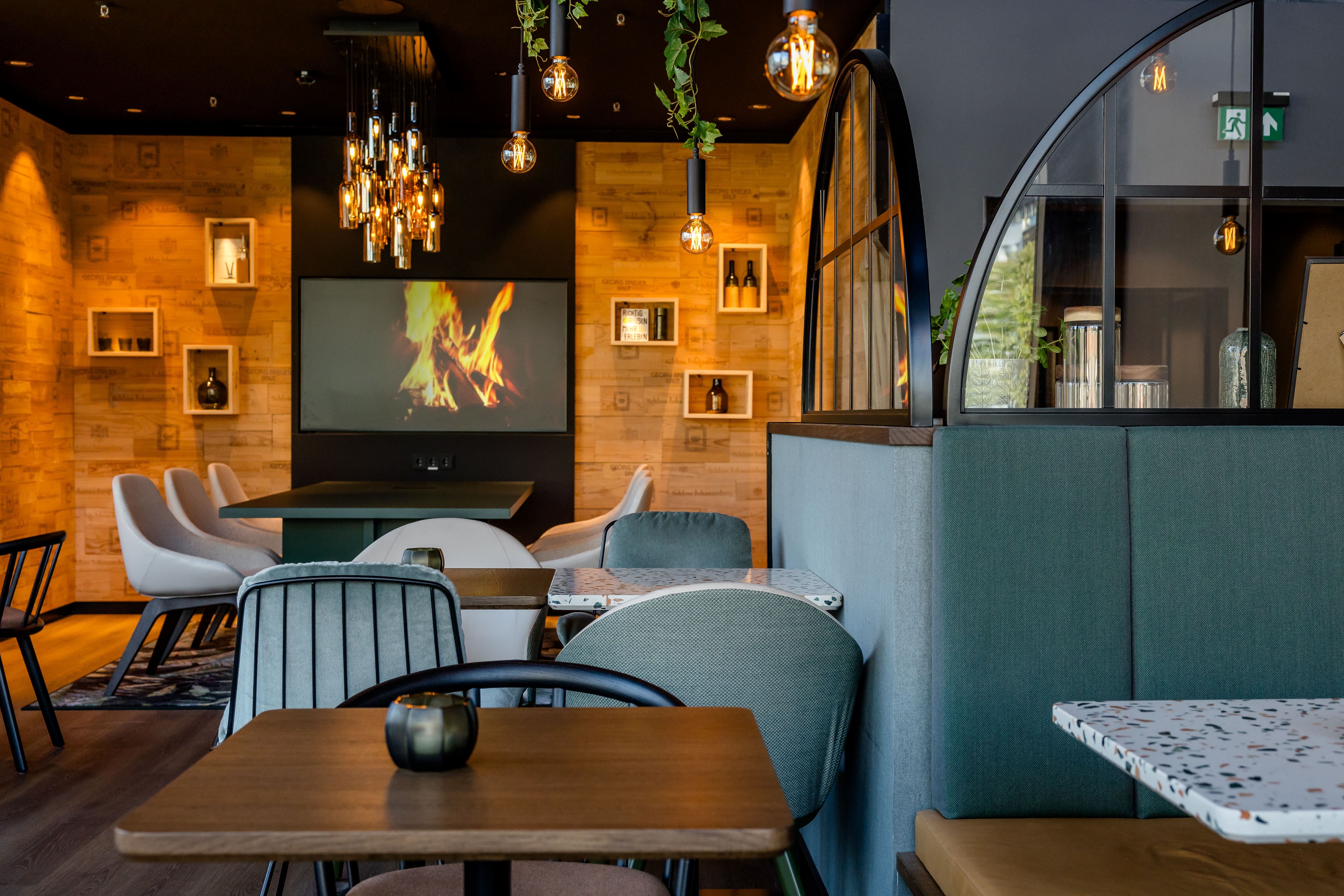 Designhotel Wiesbaden Motel One Essbereich mit Tischen und Stühlen