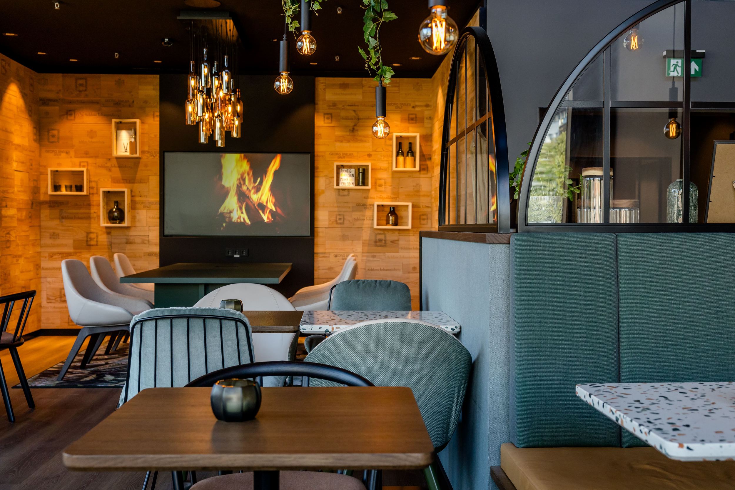 Designhotel Wiesbaden Motel One Essbereich mit Tischen und Stühlen