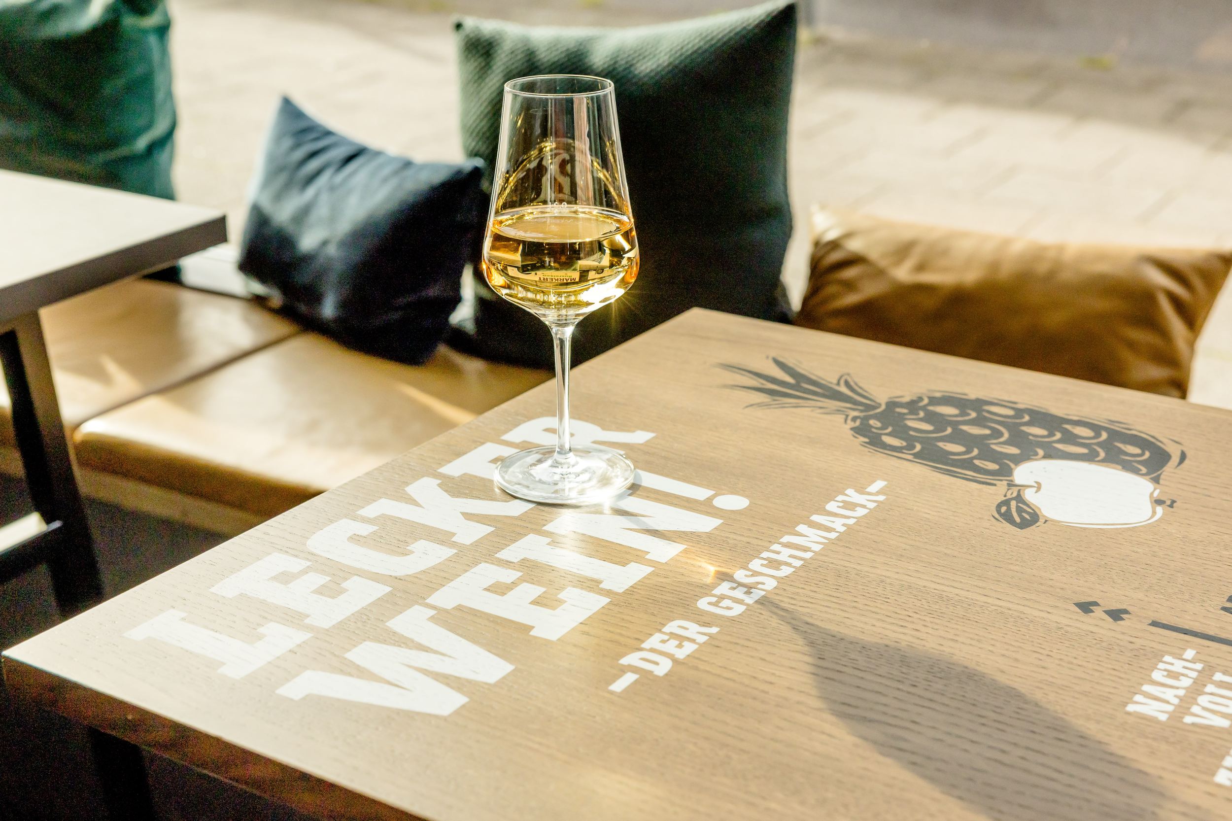 Designhotel Wiesbaden Motel One Weißweinglas auf einem Tisch