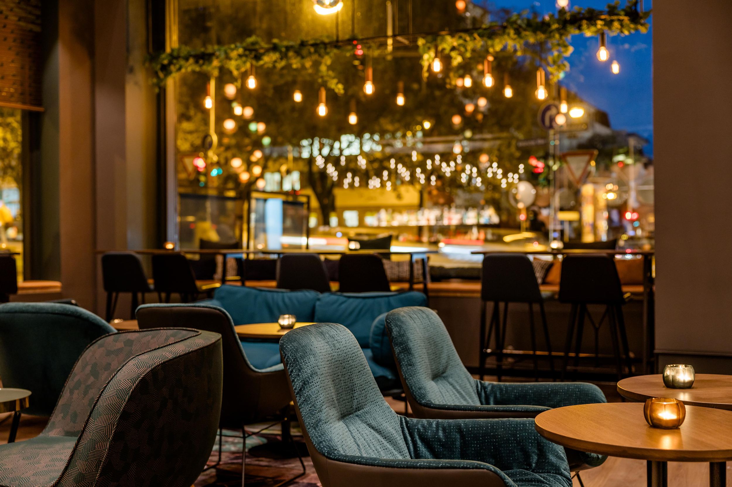 Hotel Wiesbaden Motel One nahe Zentrum Barbereich mit Sesseln