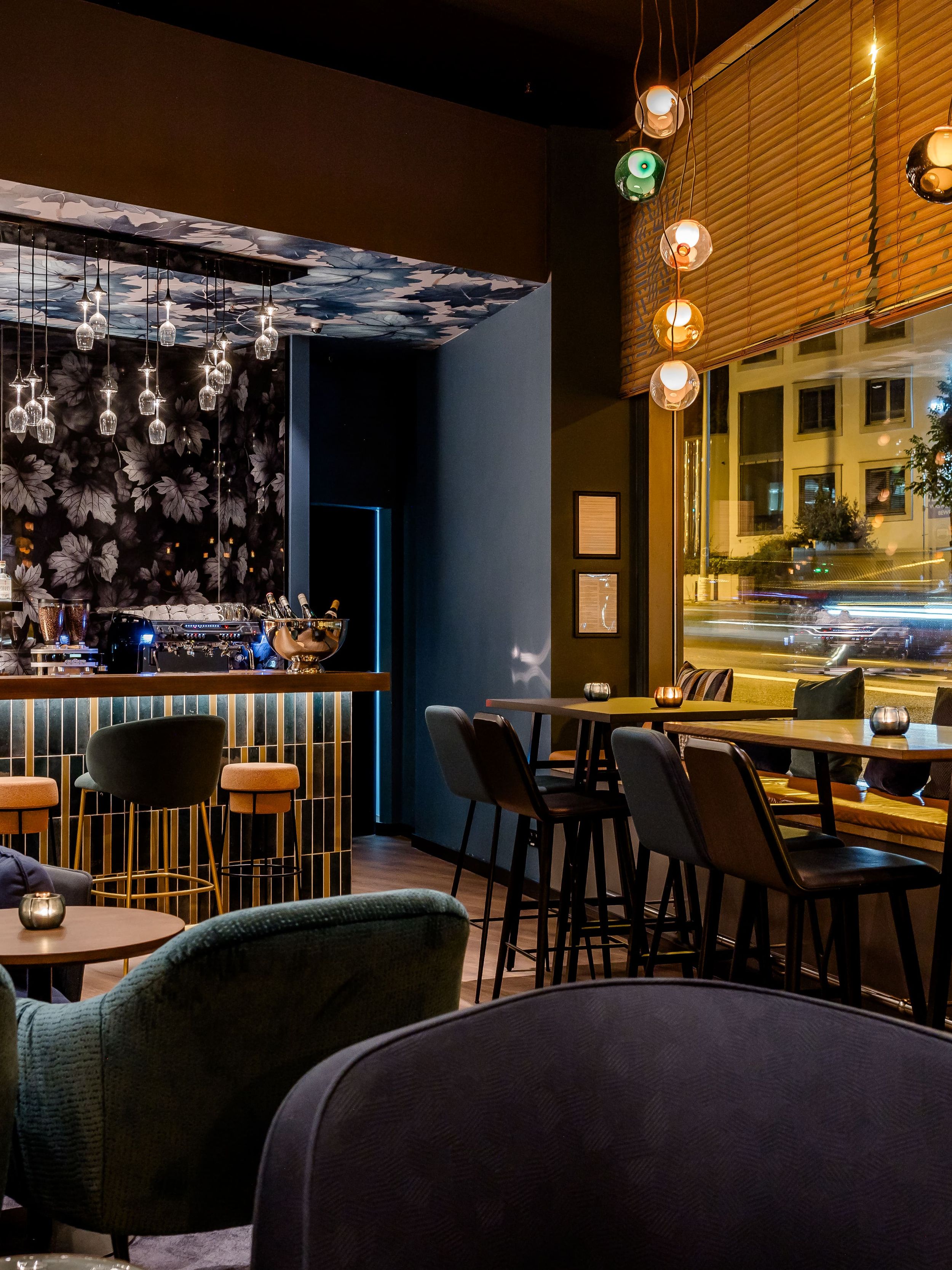 Design hotel Wiesbaden Motel One near city center bar
