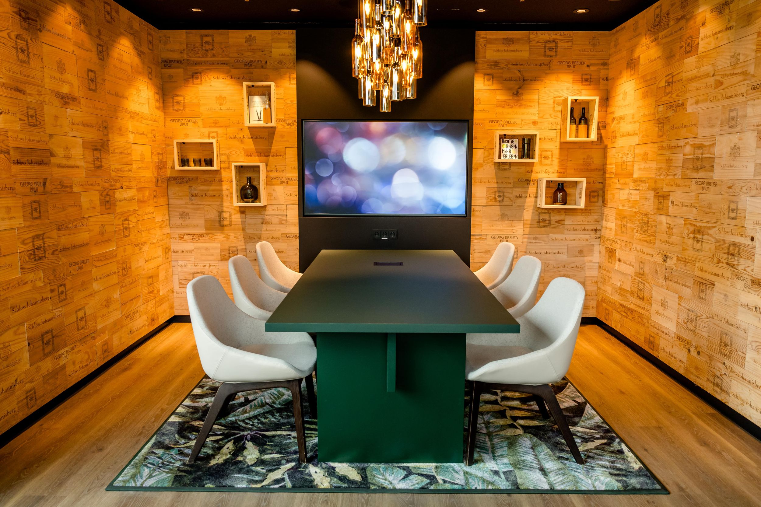 Designhotel Wiesbaden Motel One Tisch mit Stühlen