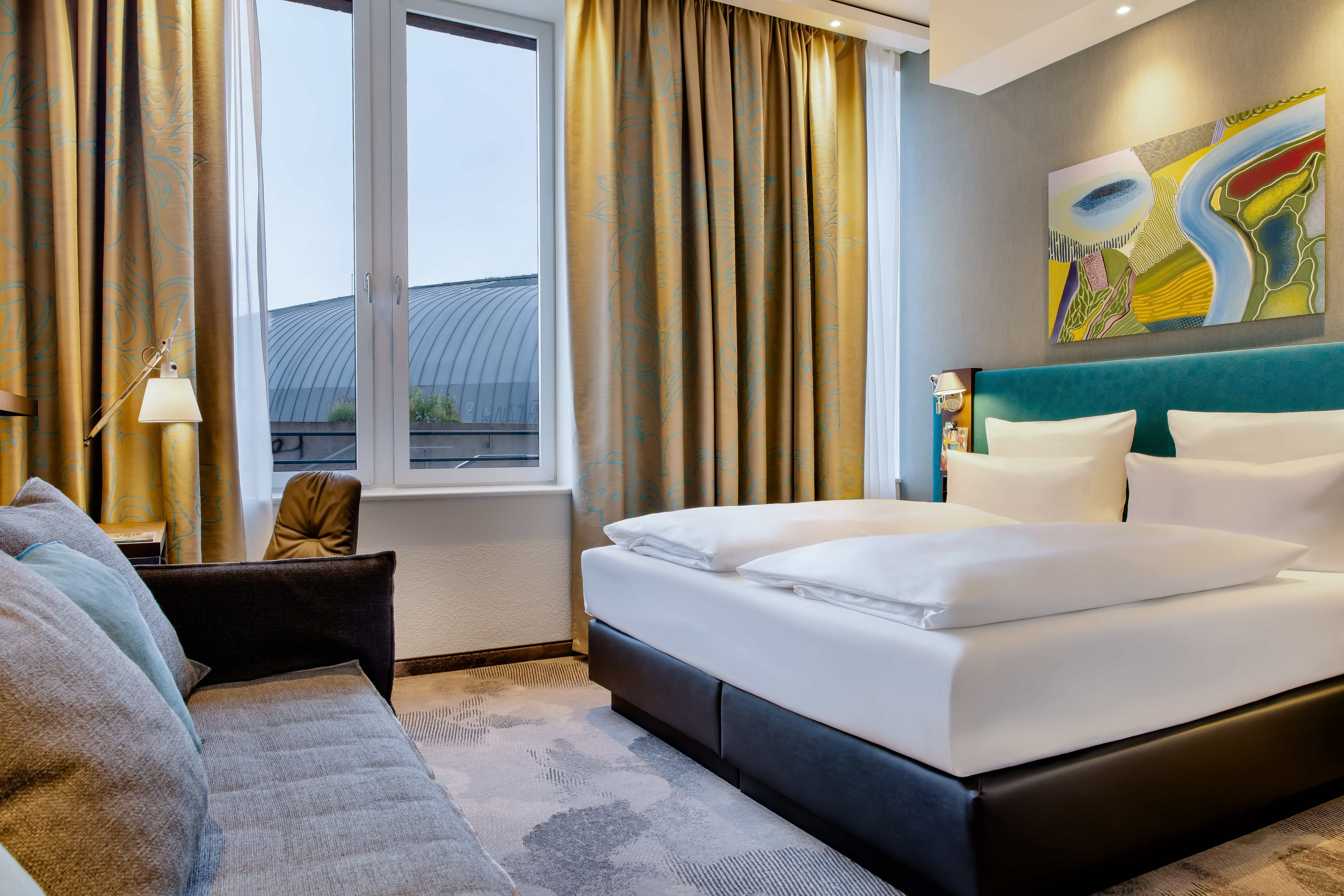 Hotel Wiesbaden Motel One helles Zimmer mit Bett