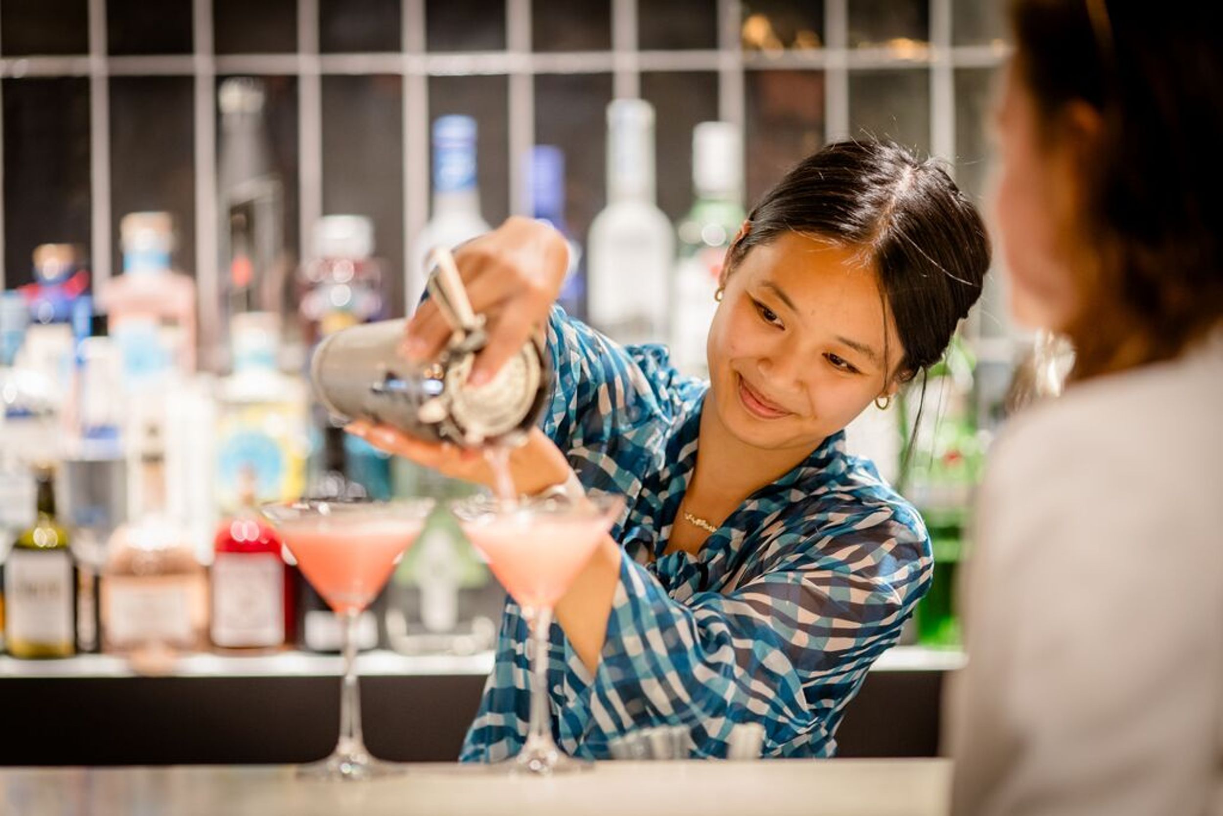 Hotel Würzburg Motel One cocktail mixing at bar