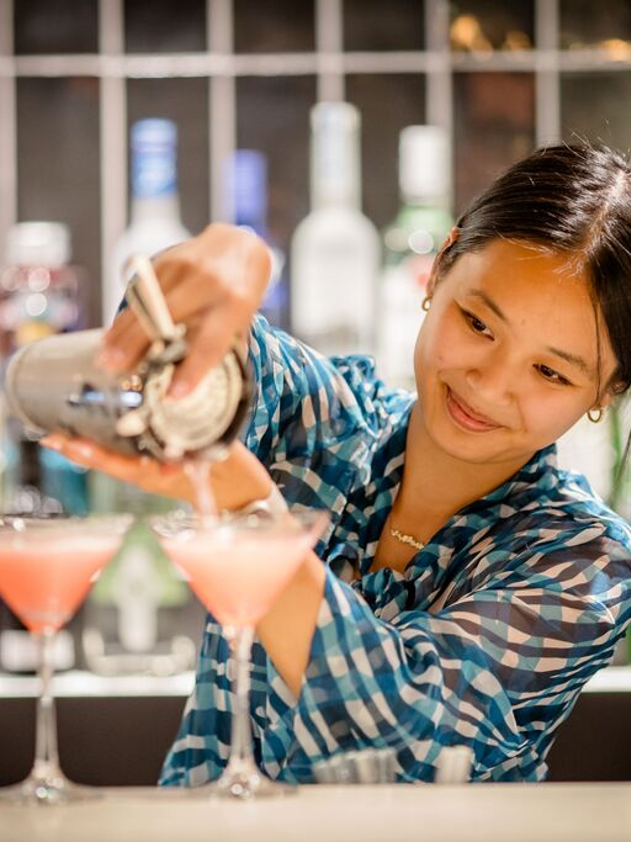 Hotel Würzburg Motel One Bar Zubereitung von Cocktails