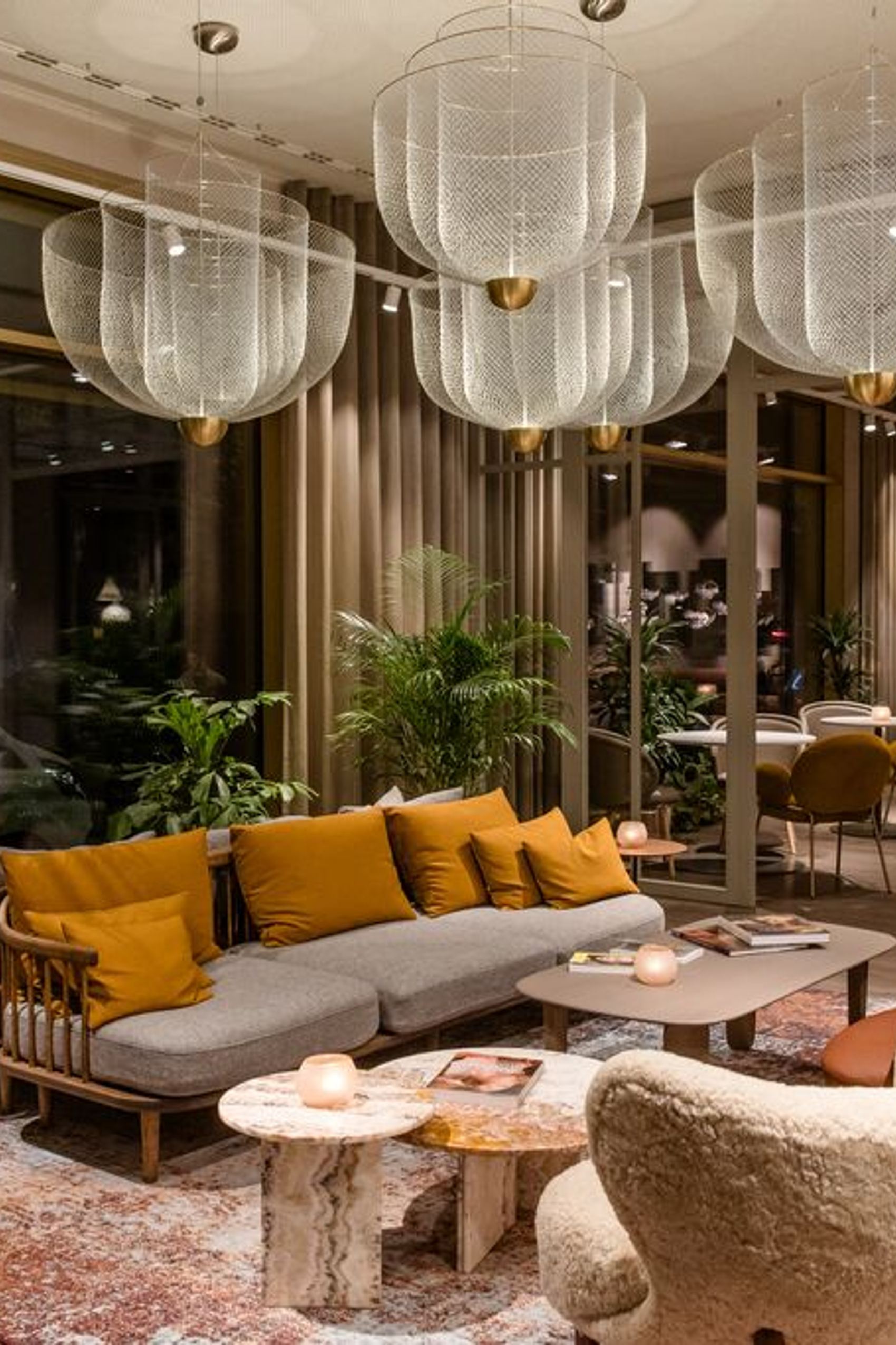 Hotel Würzburg Motel One Lounge mit Sesseln und Couch