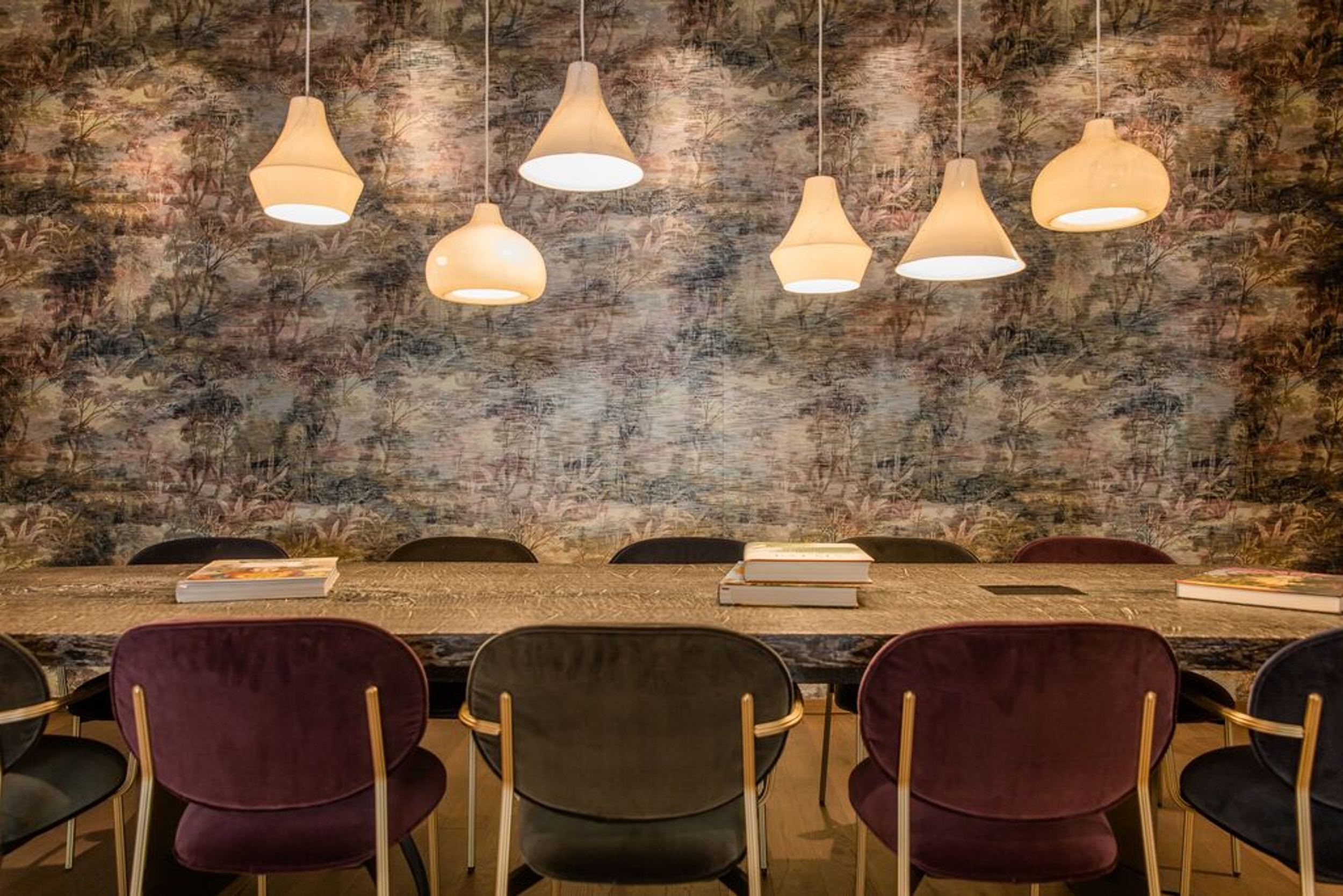 Designhotel Würzburg Motel One Meetingraum langer Tisch