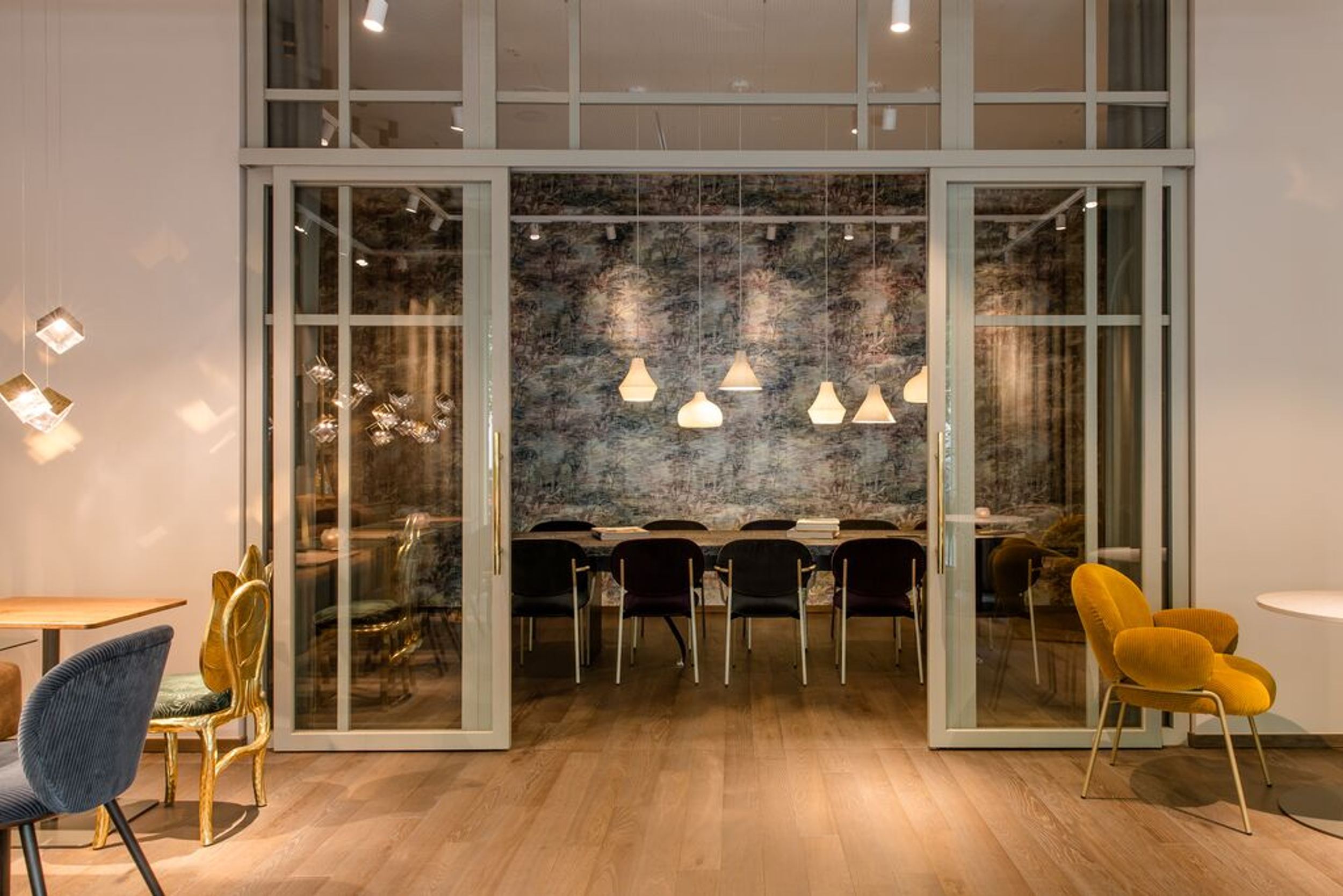 Designhotel Würzburg Motel One Meetingraum mit langem Tisch