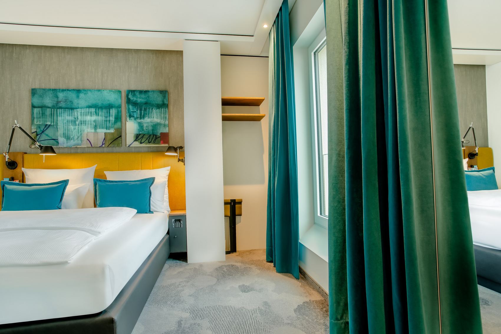 Hotel Würzburg Motel One großes Zimmer mit Doppelbett
