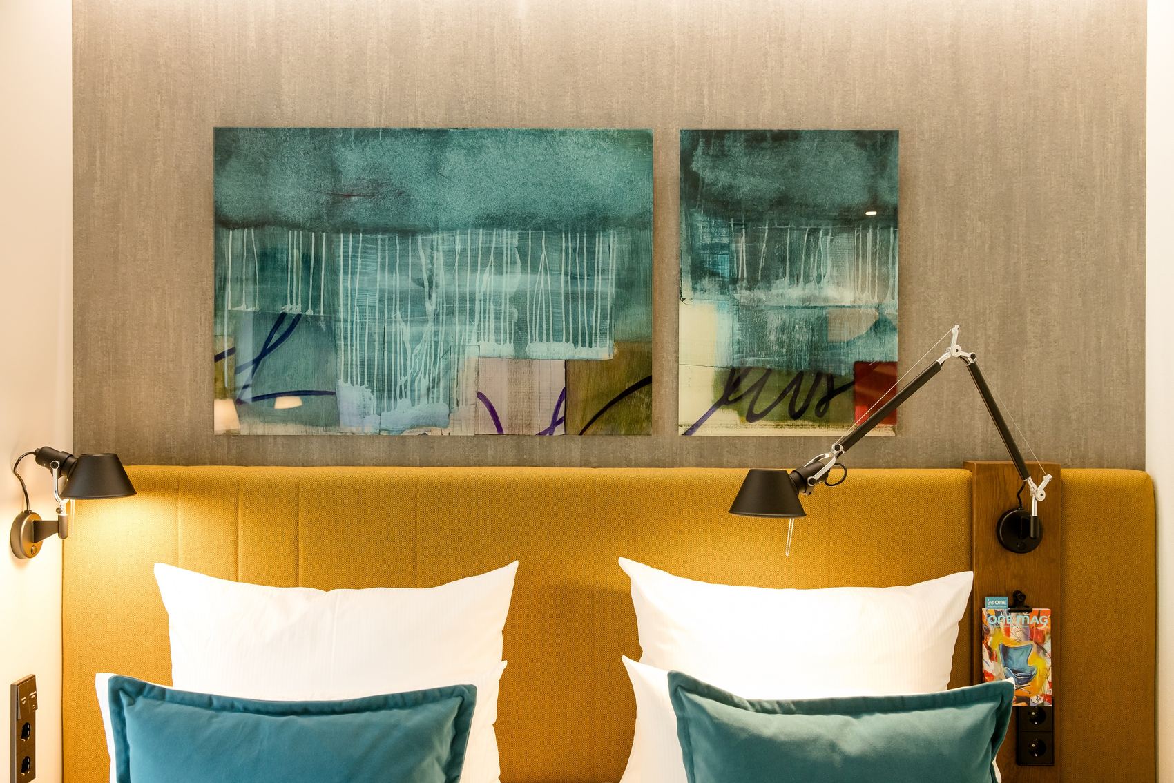 Hotel Würzburg Motel One Blick auf Kopfteil eines Bettes