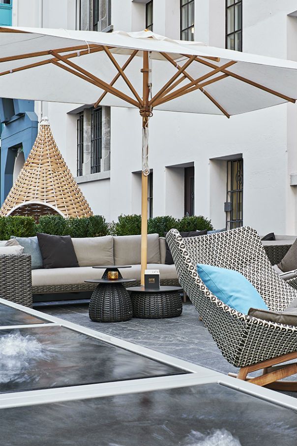 Hotel Zürich Motel One Outdoor Bereich mit Sesseln und Sonnenschirm