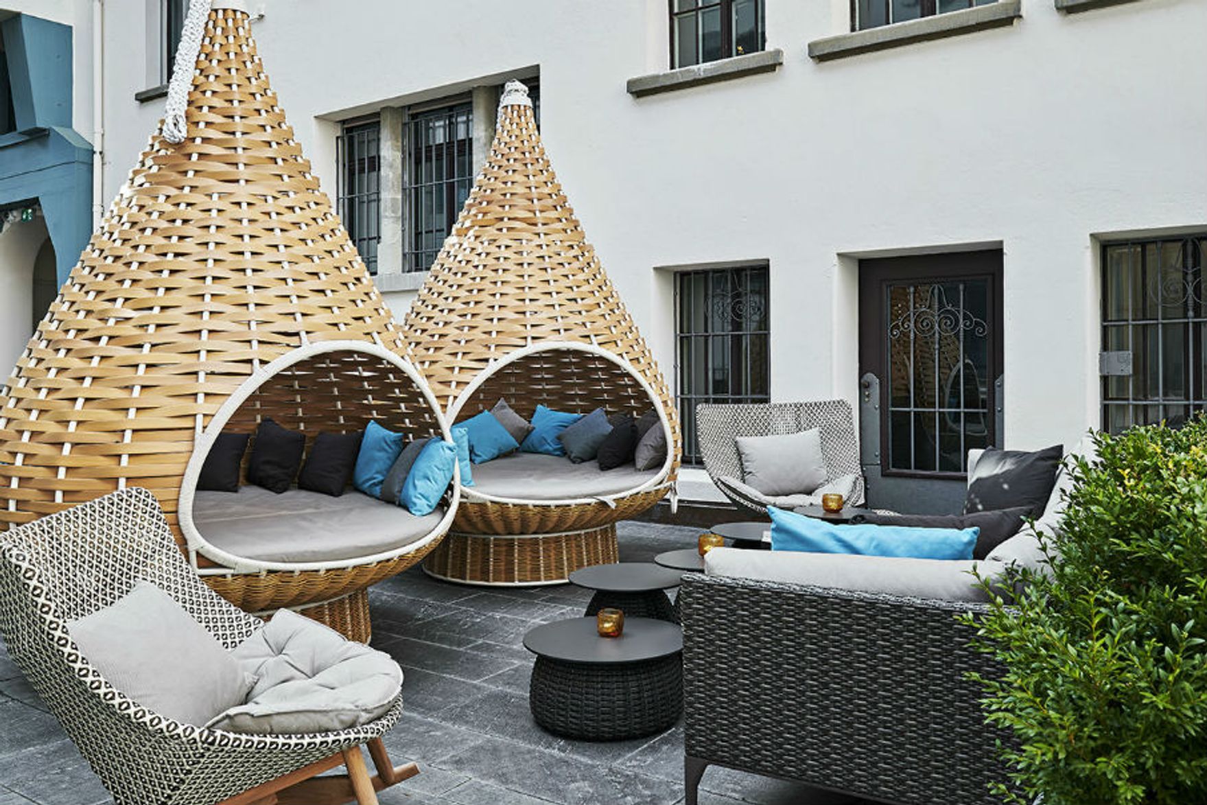 Hotel Zürich Motel One Outdoor Bereich mit großen Sitzmöglichkeiten