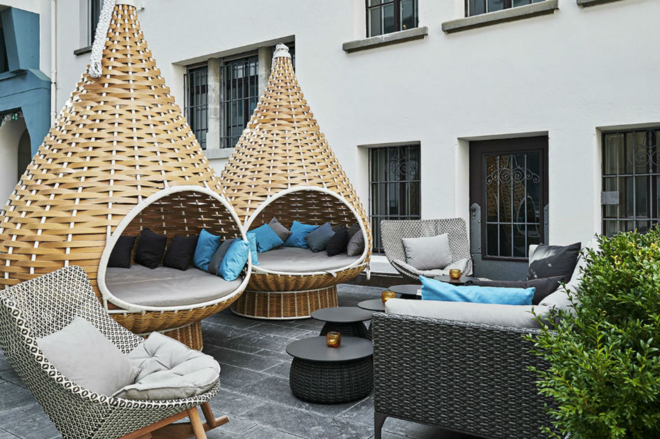 Hotel Zürich Motel One Outdoor Bereich mit großen Sitzmöglichkeiten