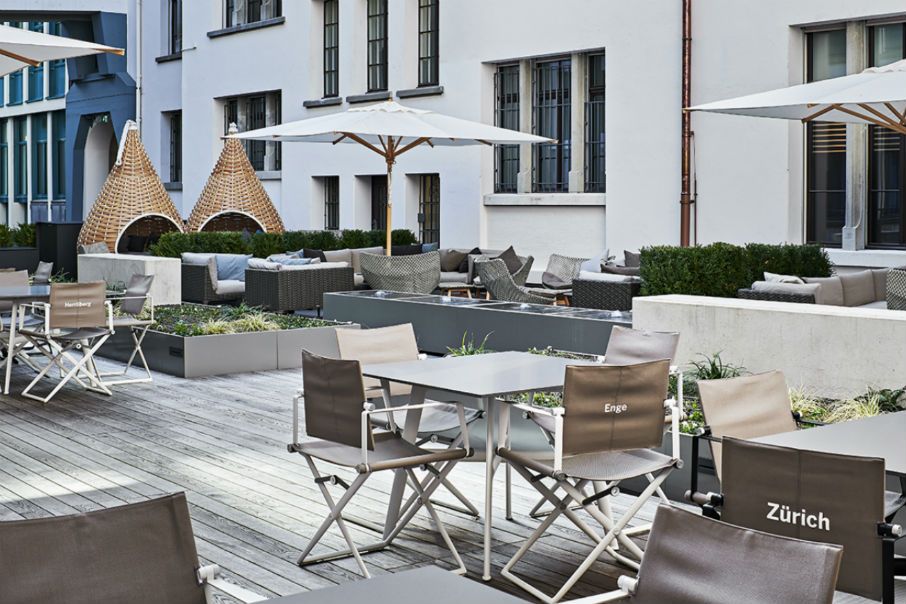 Hotel Zürich Motel One Außenbereich mit Sitzmöglichkeiten