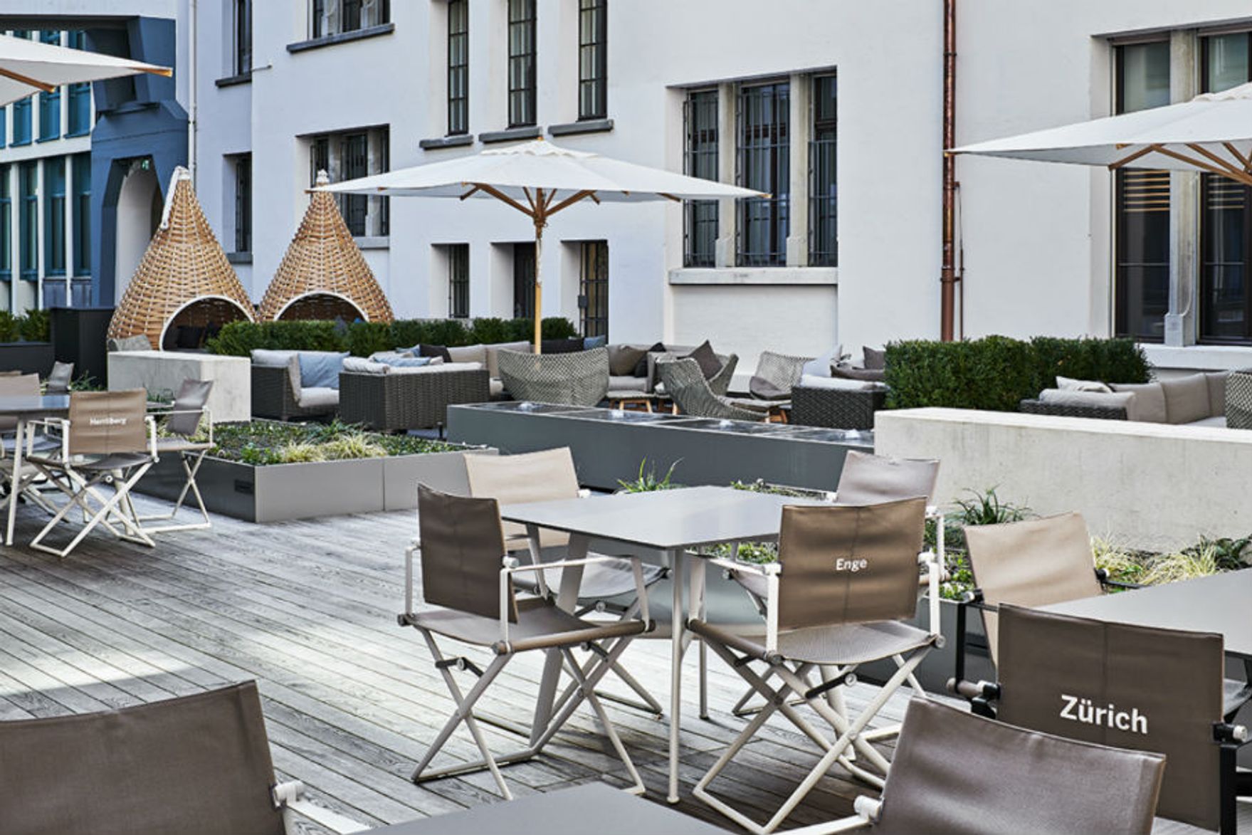 Hotel Zürich Motel One Außenbereich mit Sitzmöglichkeiten