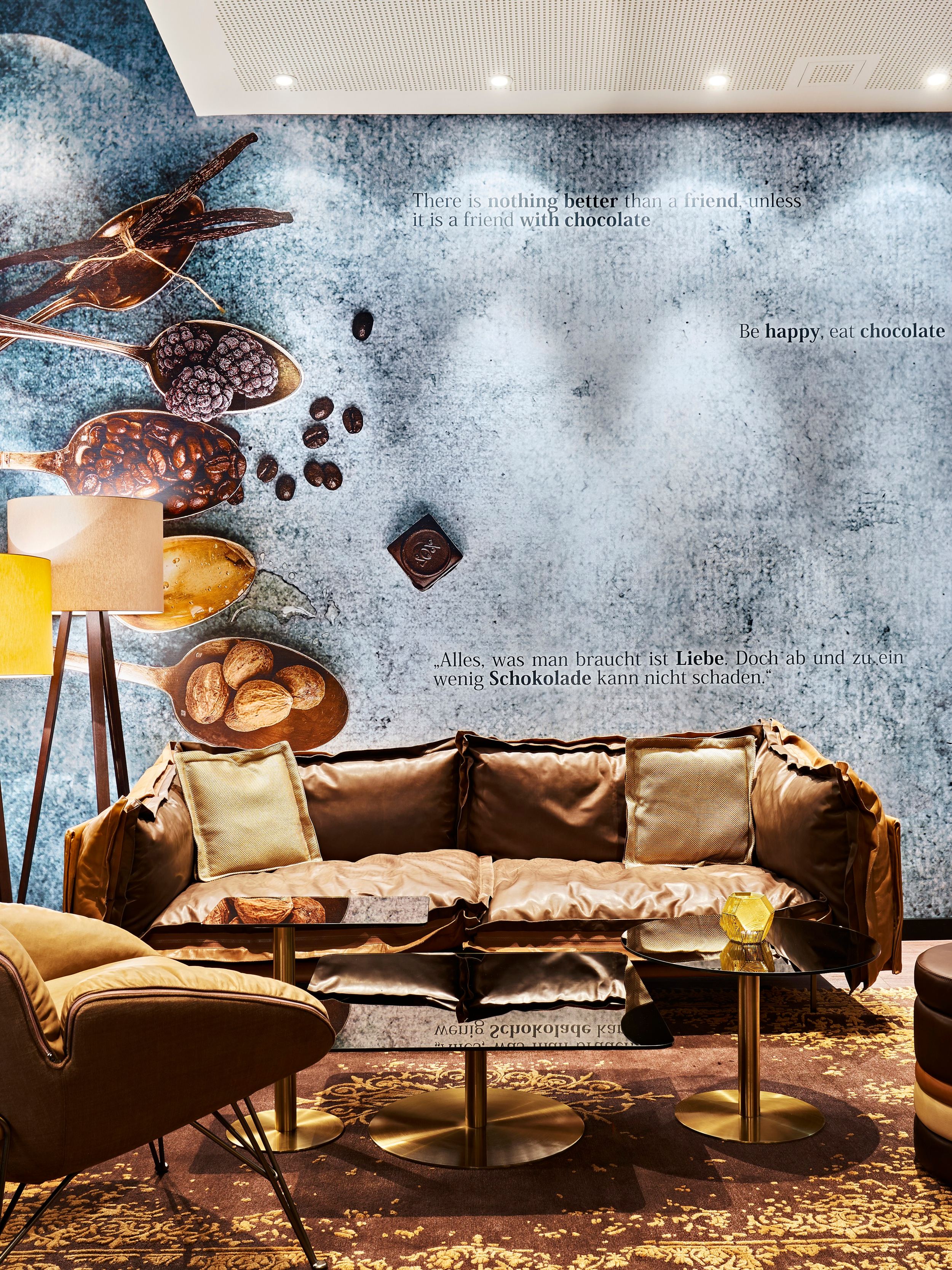 Hotel Zürich Motel One Sitzbereich mit Sofa und Sessel