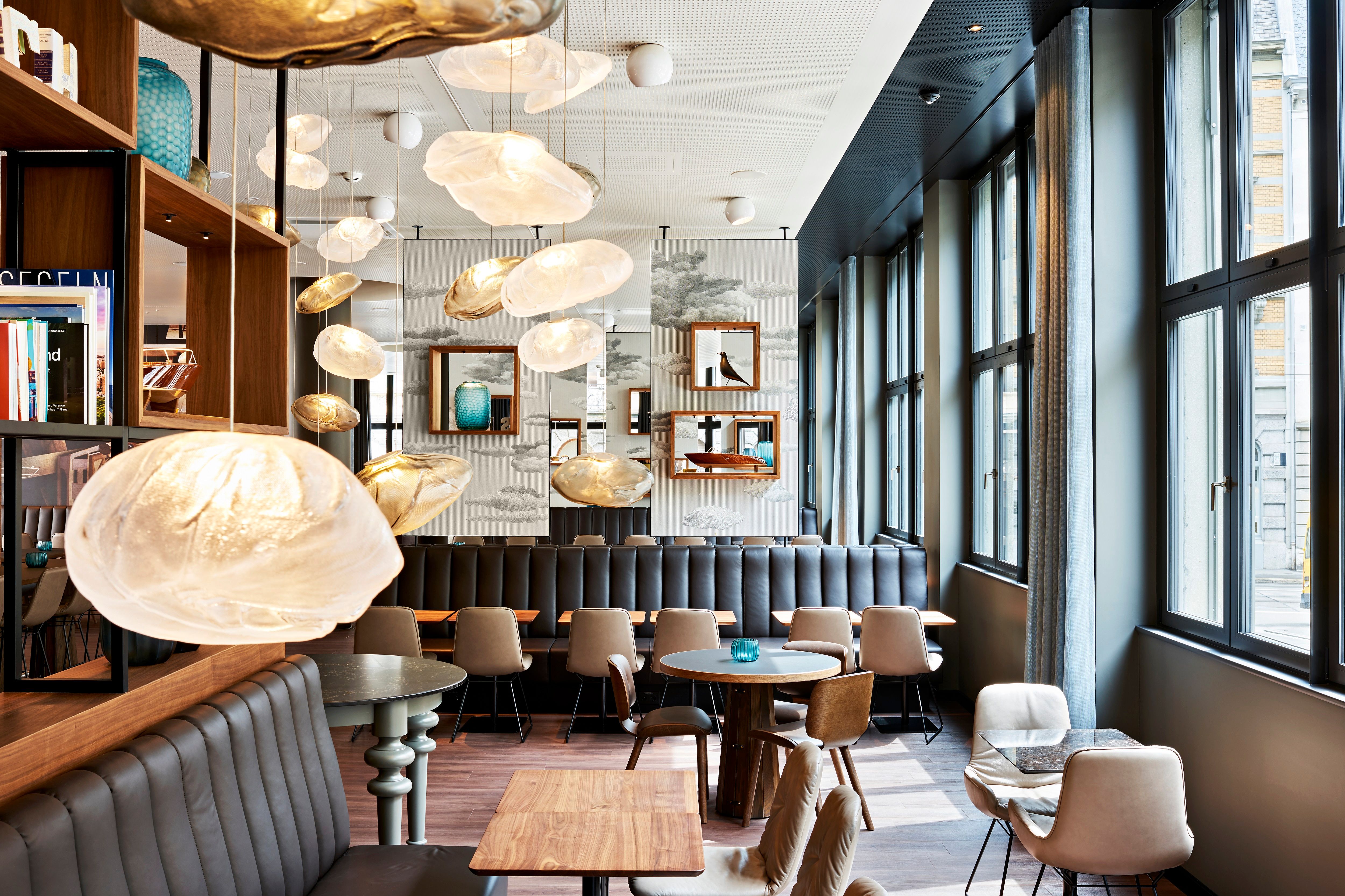 Hotel Zürich Motel One helle Lounge