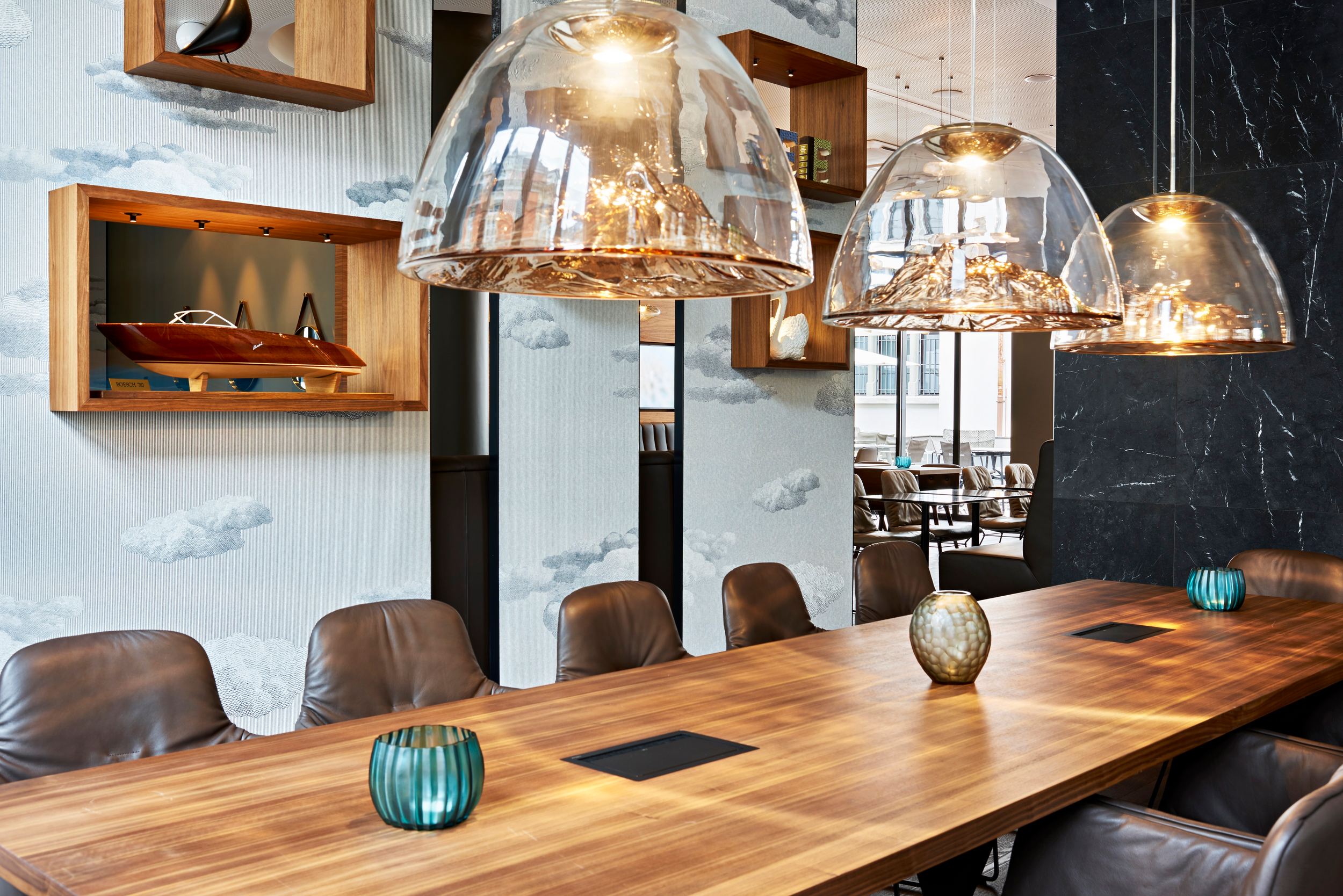 Hotel Zürich Motel One langer Tisch mit Stühlen