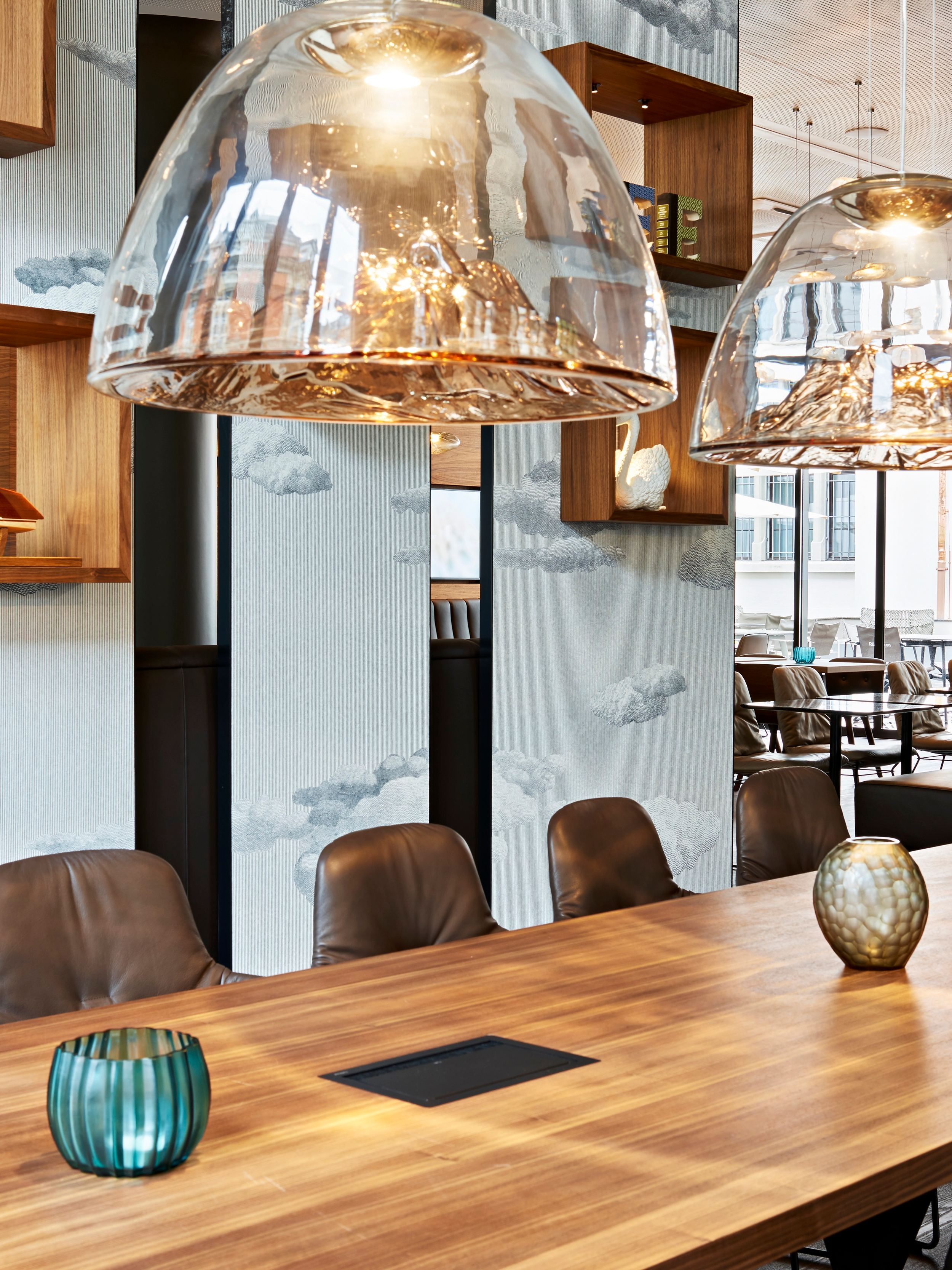 Hotel Zürich Motel One langer Tisch mit Stühlen