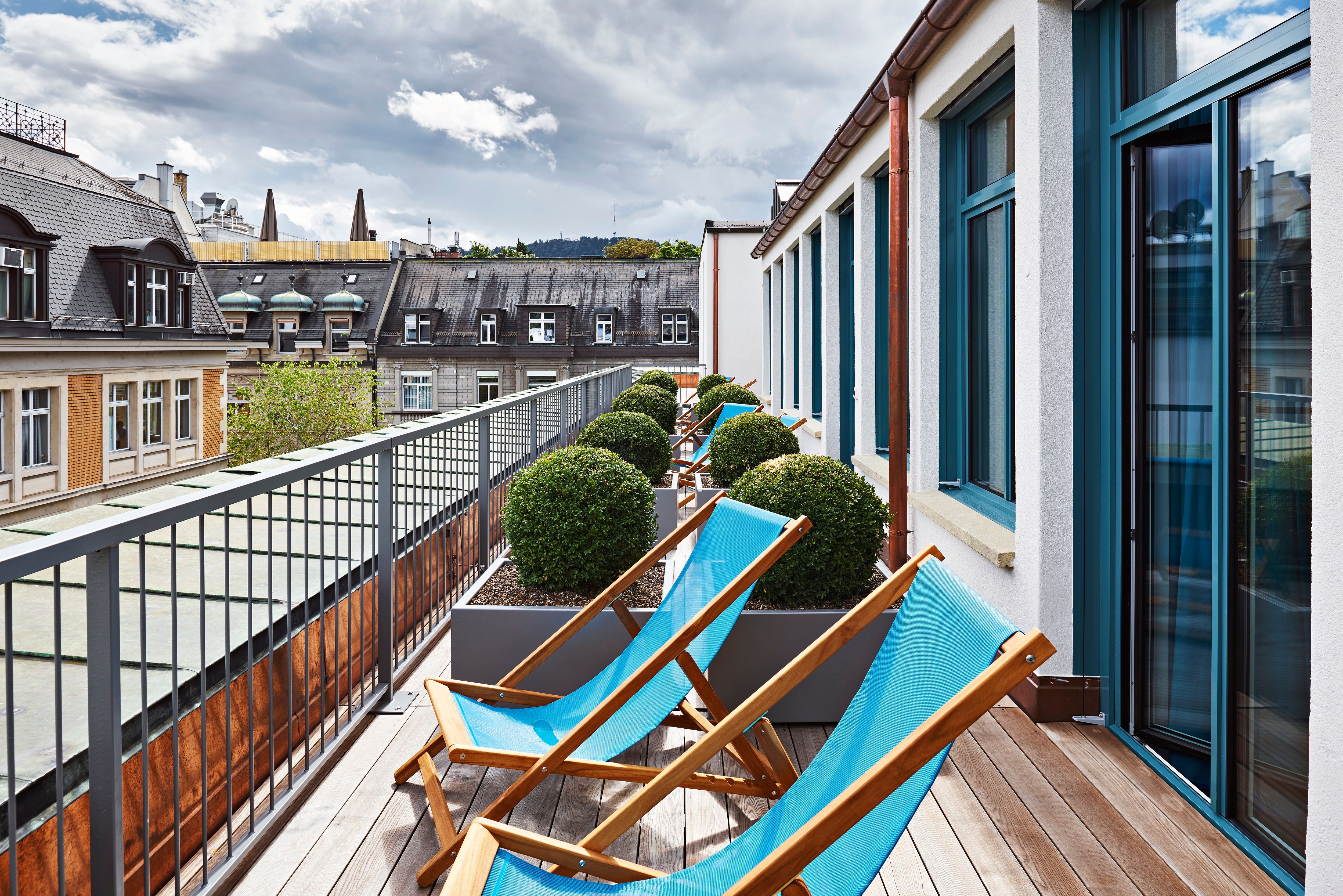 Hotel Zürich Motel One Zimmer Balkon mit Liegestühlen