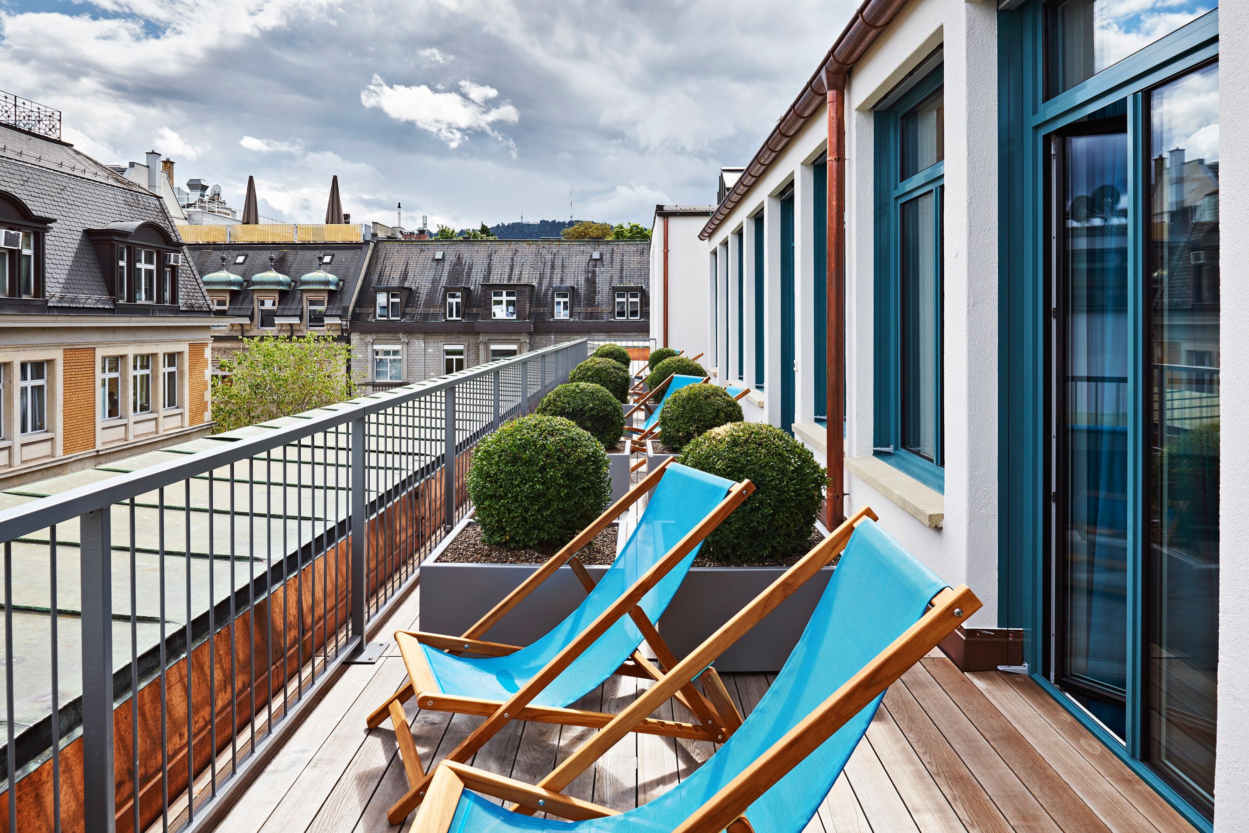 Hotel Zürich Motel One Zimmer Balkon mit Liegestühlen