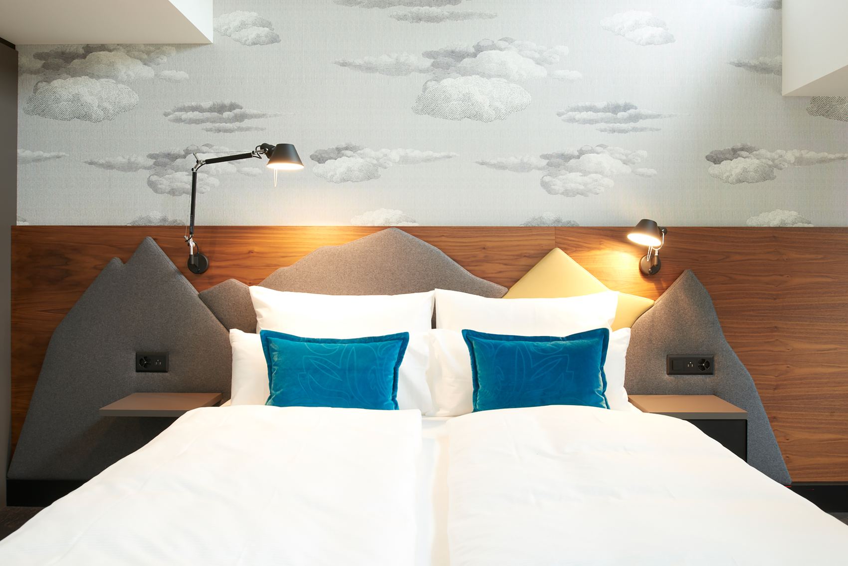 Hotel Motel One Zürich Helles Zimmer mit Blick auf Doppelbett