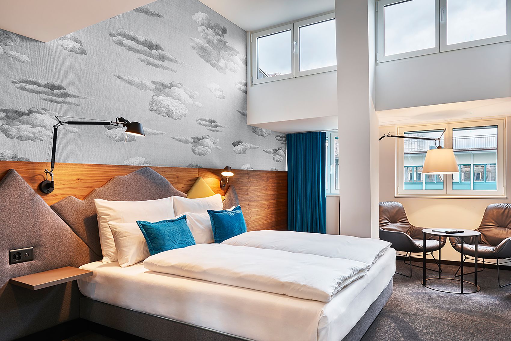 Hotel Motel One Zürich großes Zimmer mit Sitzbereich