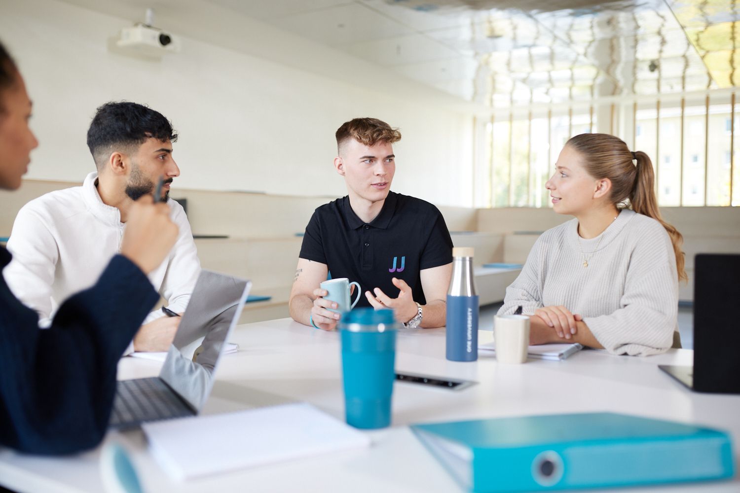 Motel One dual Studierende Gruppe bei Gruppenarbeit