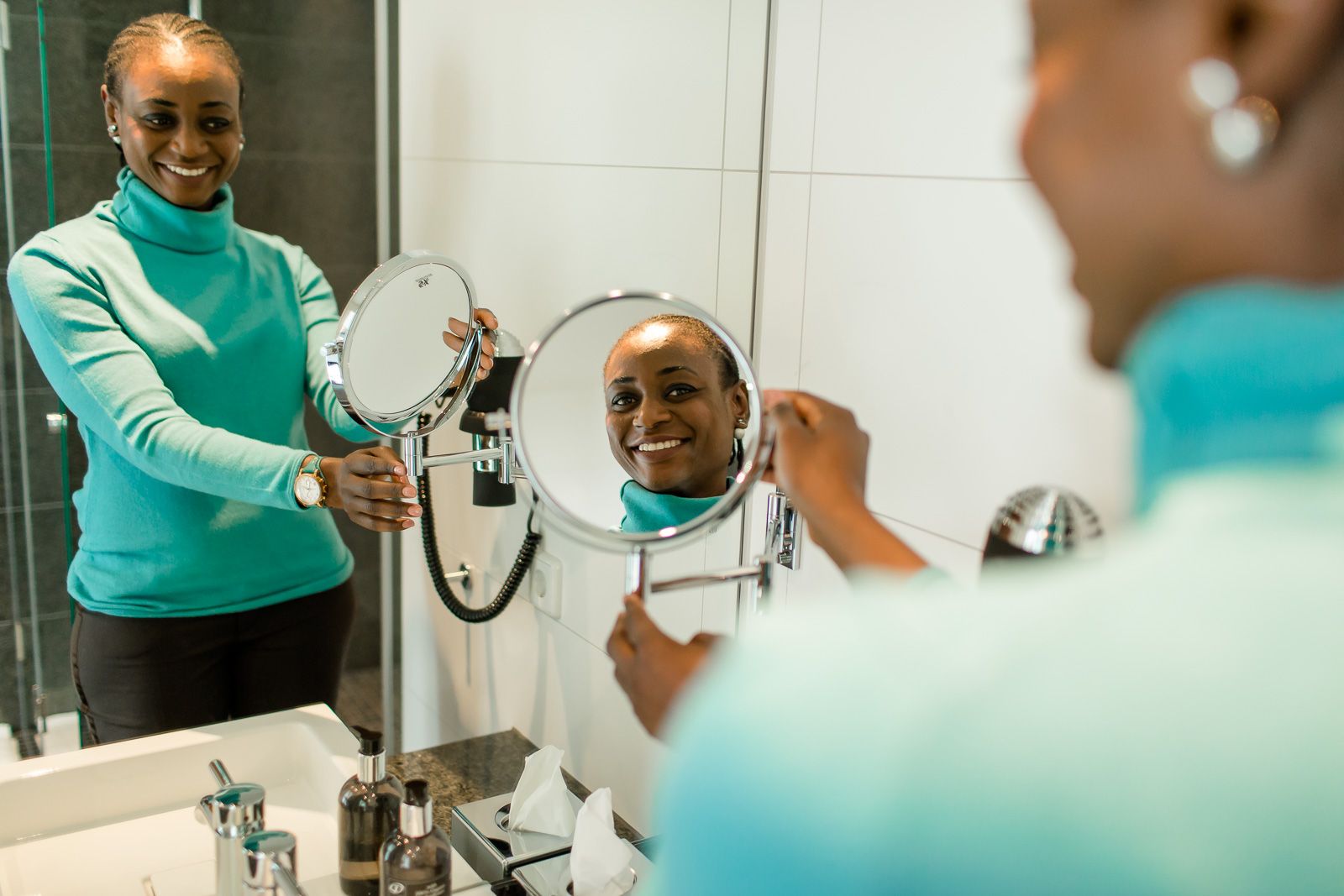 Motel One Mitarbeiterin im Housekeeping reinigt einen Spiegel