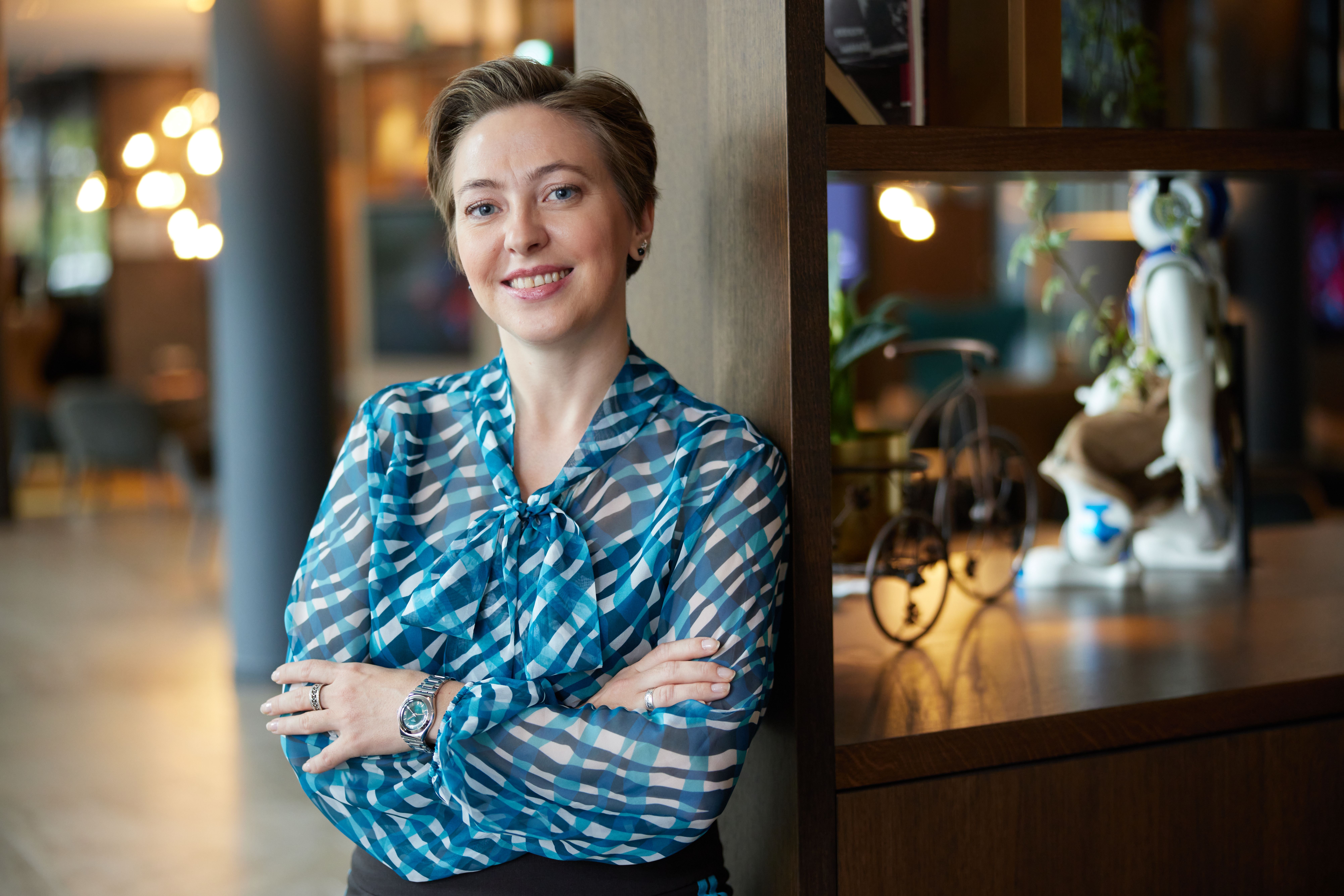 Motel One Mitarbeiterin im türkisen Dresscode